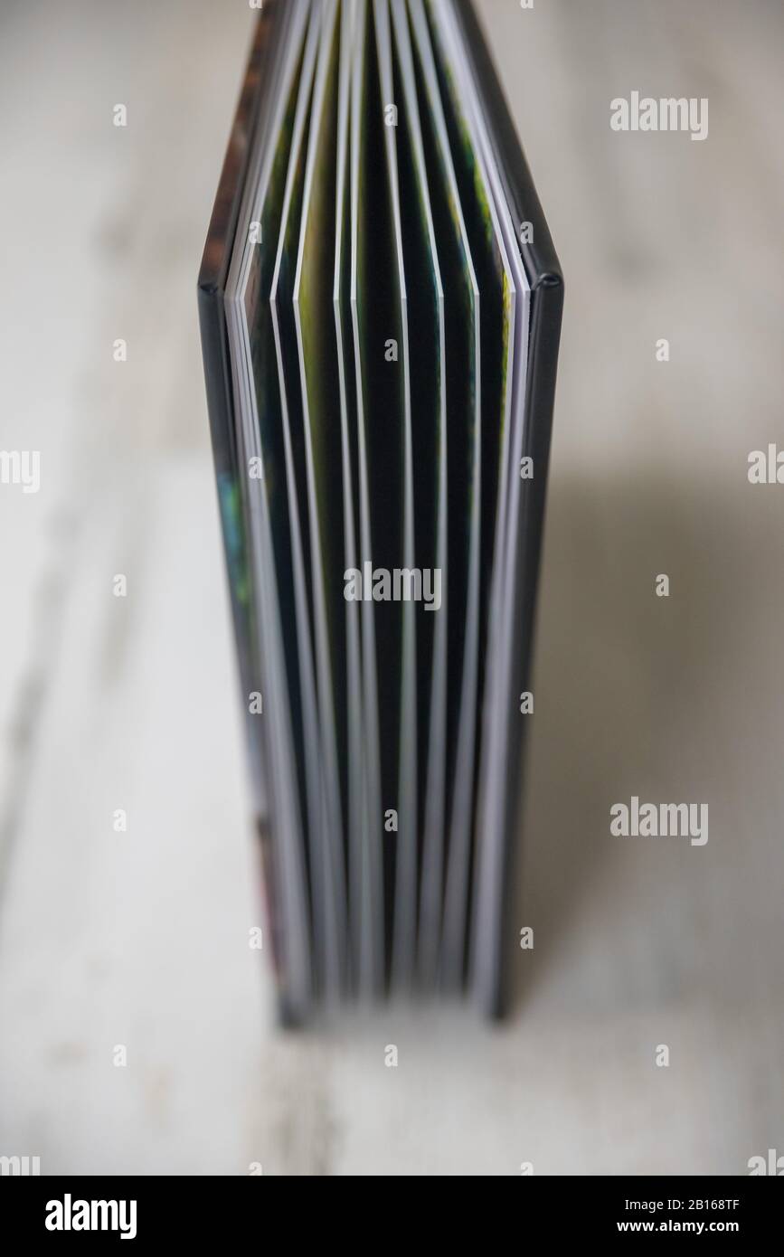 Seitenansicht Nahaufnahme von dicken und starren Hochzeitsseiten in einem Buch. Leerer Raum für Text oder Kopie. Stockfoto