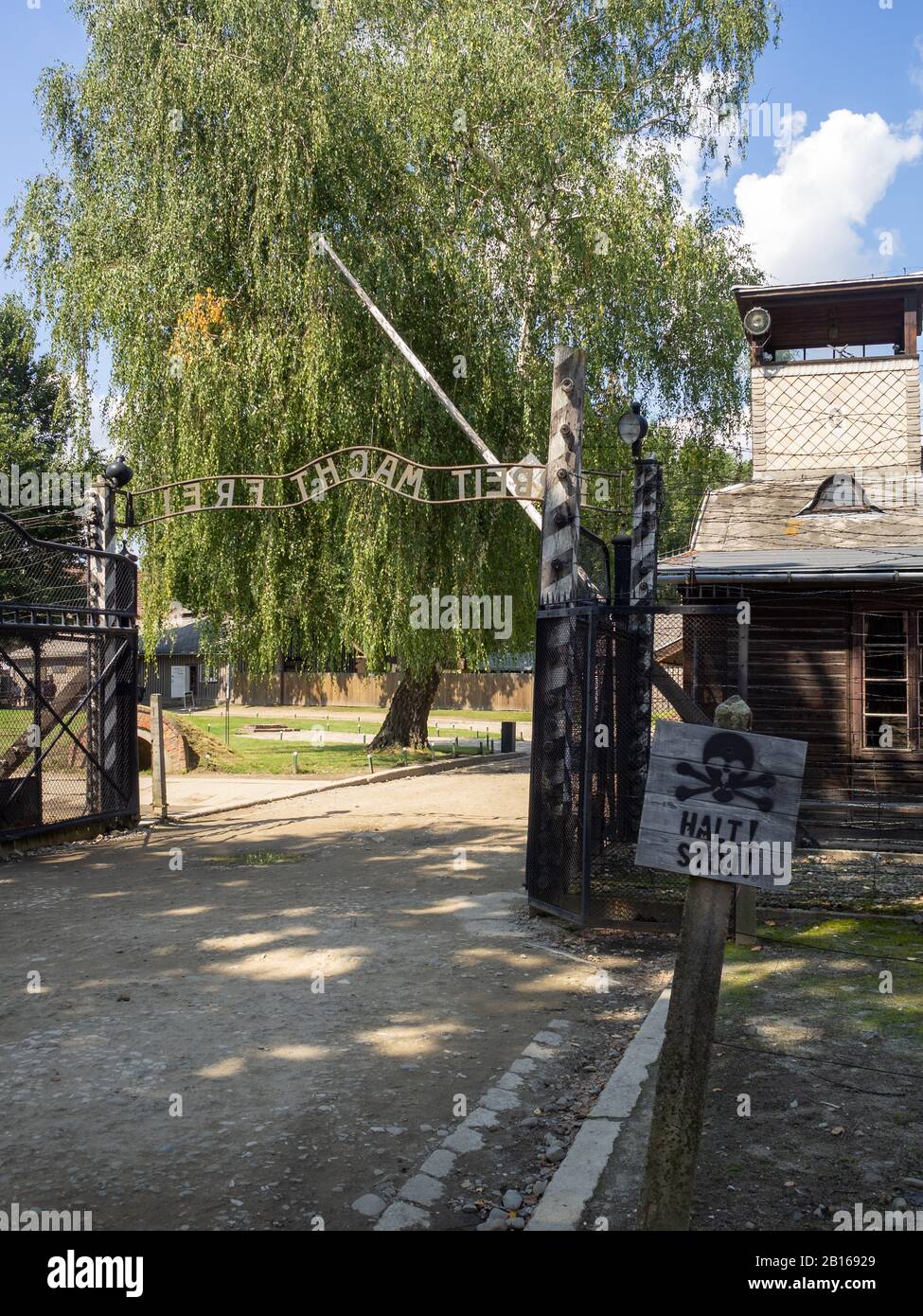Ein Gefahrenschild am Tor des Konzentrationslagers Auschwitz Stockfoto