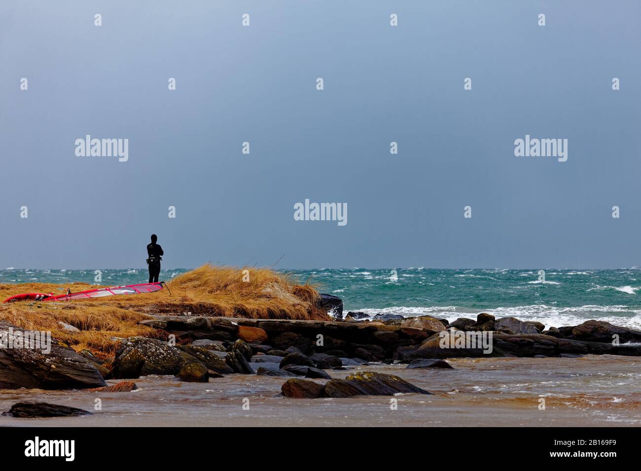 Windsurfer machen sich eine Pause, während sie den Sturm beobachten, bevor sie wieder ins Wasser kommen Stockfoto