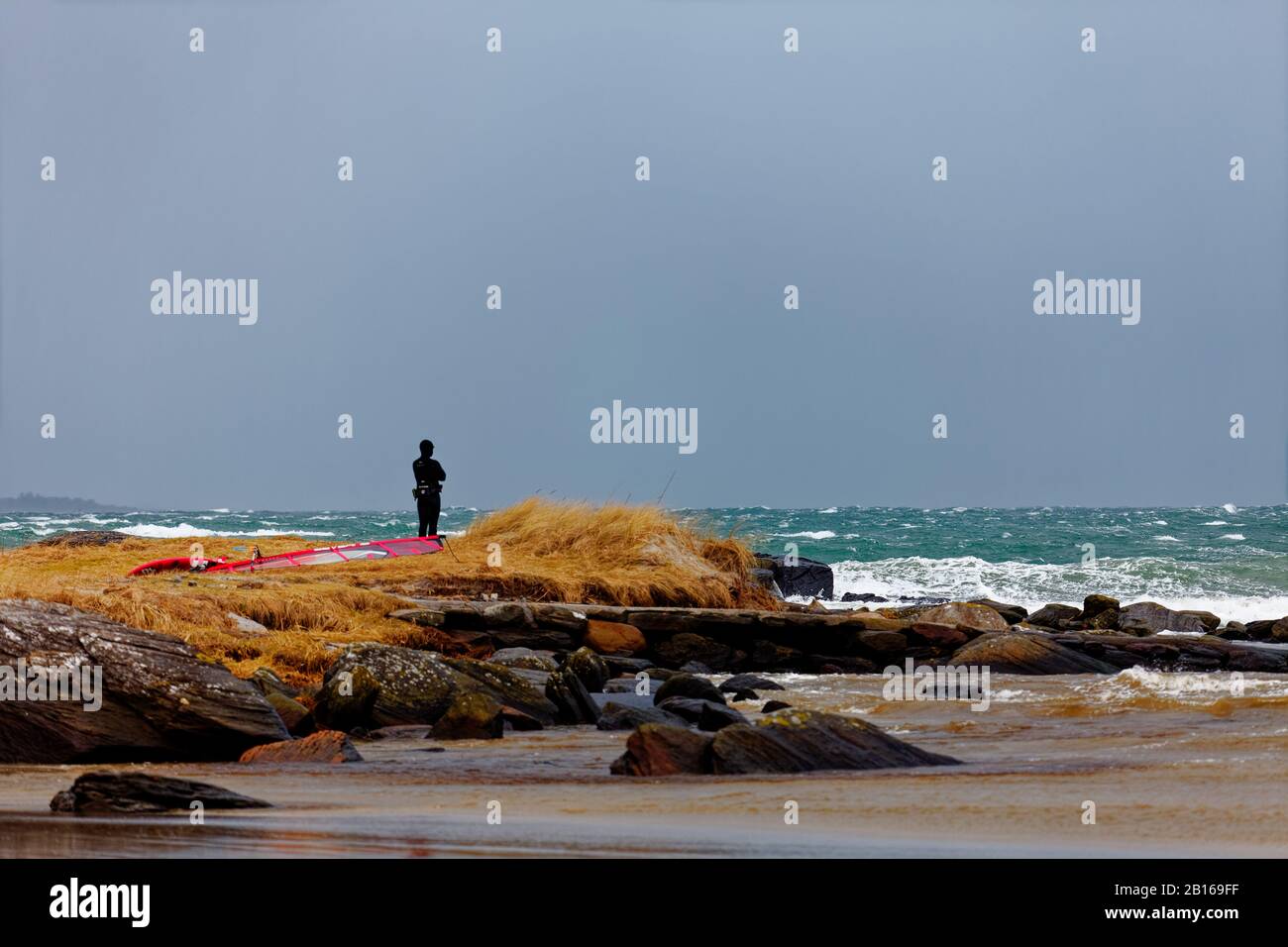 Windsurfer machen sich eine Pause, während sie den Sturm beobachten, bevor sie wieder ins Wasser kommen Stockfoto