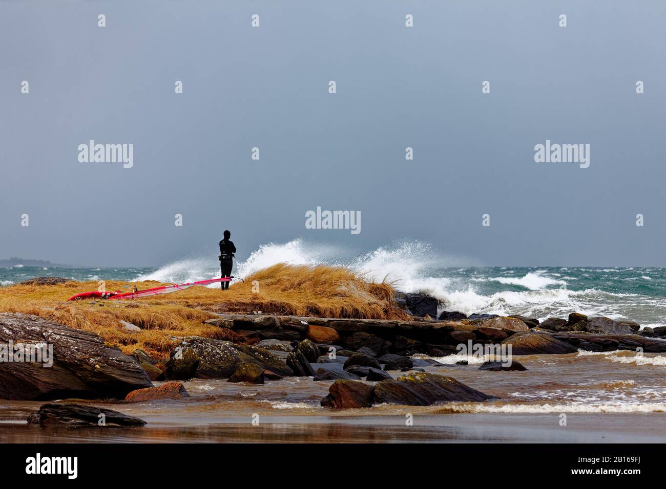 Windsurfer machen sich eine Pause, während sie den Sturm beobachten, bevor sie wieder ins Wasser kommen Stockfoto