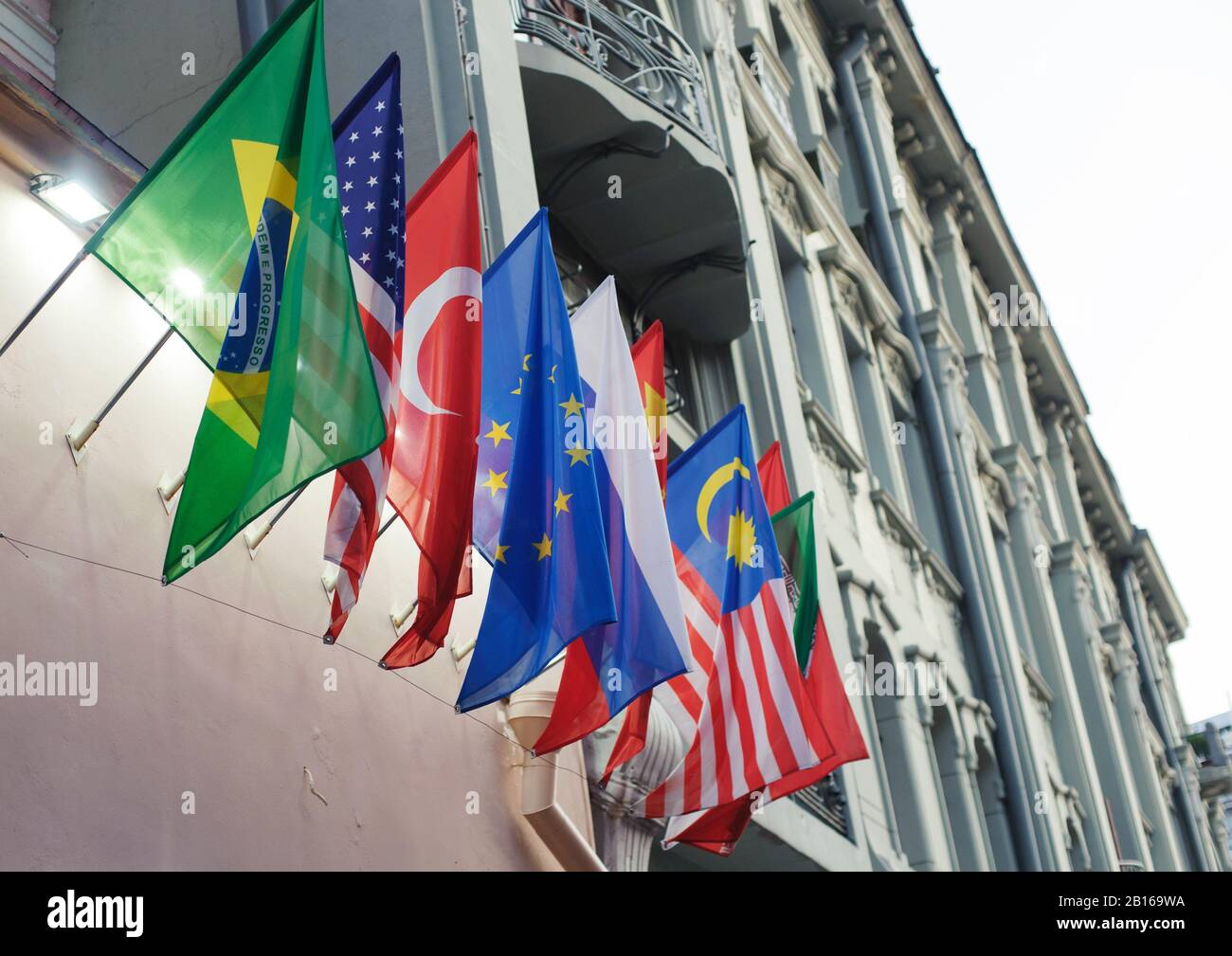 Nationalflaggen Brasiliens, der USA, der Türkei, der Europäischen Union, Russlands, Chinas und Malaysia an der Wand des Gebäudes Stockfoto