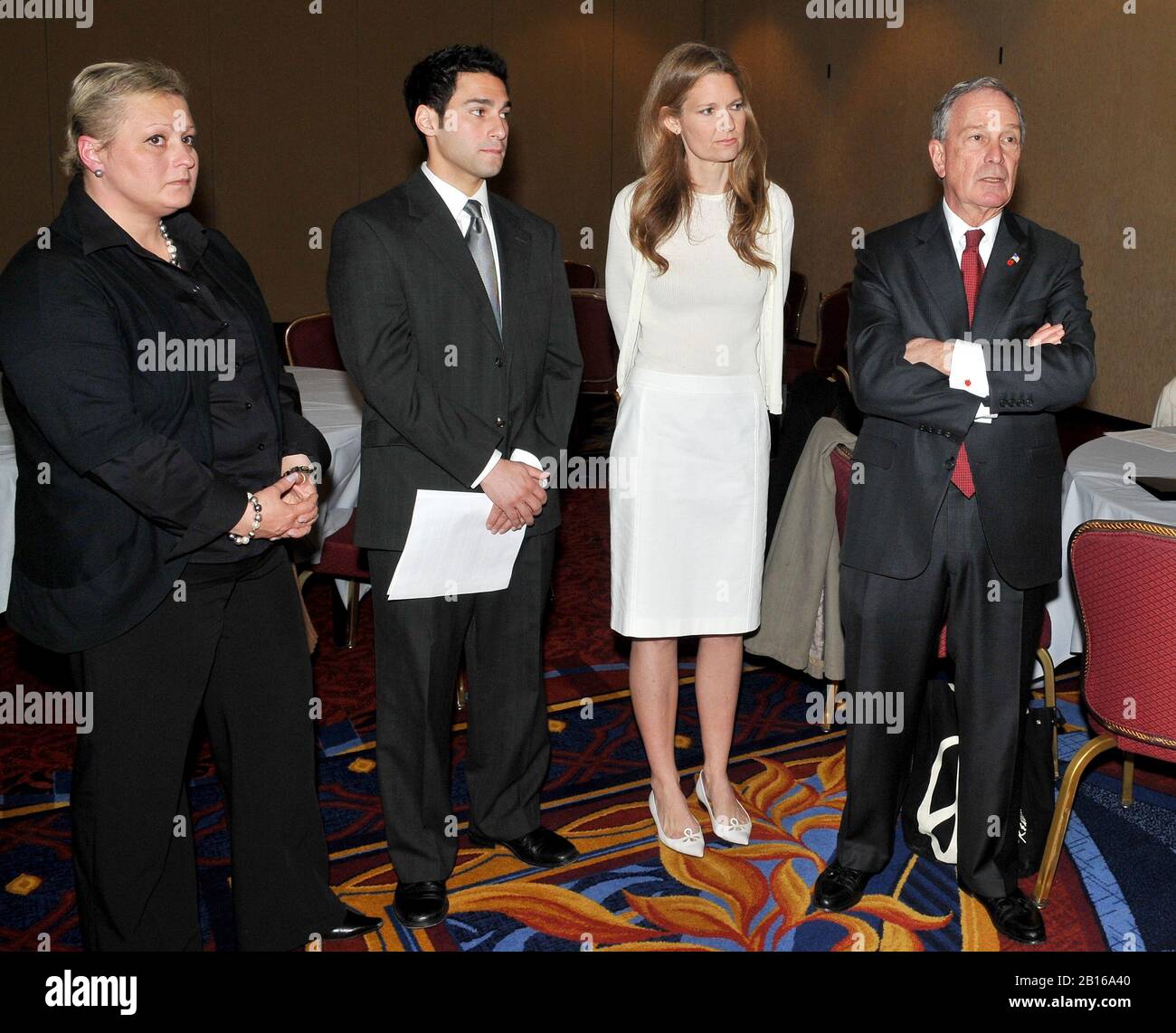 Arlington, VA - 13. April 2009--Tatyana Timoshenko, Mutter des getöteten NYPD Offizier Russel Timoshenko, l.;  Omar Samaha, Bruder des Reema Samaha, war einer der Studenten an der Virginia Tech, Mitte links getötet; und Abby Spangler, einer der Führer der "Protest einfach Guns', mittig rechts; hören Sie, wie New Yorks Bürgermeister Michael Bloomberg, Recht, Opfern und Aktivisten vor dem erscheinen auf einer Pressekonferenz in Arlington, Virginia gesponsert Amerikaner Vereinigten für sichere Straßen, einen TV-Spot auf ehemaligen Virginia Generalstaatsanwalt Bob McDonnell, eine republikanische Kandidat für das Amt einzuführen spricht Stockfoto