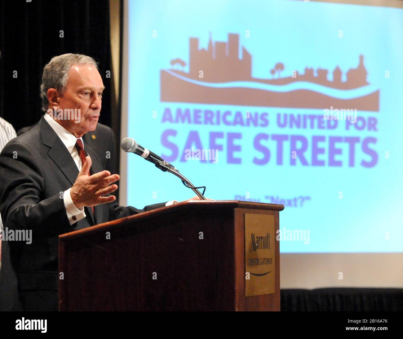 Arlington, VA - 13. April 2009 - New York City Bürgermeister Michael Bloomberg erscheint auf einer Pressekonferenz in Arlington, Virginia, die von Amerikanern United für sichere Straßen gesponsert wird, um eine Fernsehwerbung einzuführen, die den ehemaligen Virginia Staatsanwältin General Bob McDonnell, einen republikanischen Kandidaten für Gouverneur von Virginia, aufruft, Um seine Ablehnung, die Waffenschau zu schließen, zu überdenken, die es Kriminellen ermöglicht, Waffen zu kaufen, ohne am Montag, den 13. April 2009, eine Hintergrundkontrolle zu durchlaufen. Credit: Sachs/CNP /MediaPunch(EINSCHRÄNKUNG: Keine Zeitungen oder Zeitungen oder Zeitungen aus New York oder New Jersey im Umkreis von 75 Meilen von Ne Stockfoto