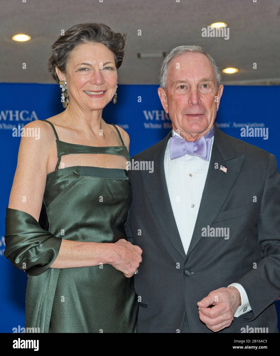 Michael Bloomberg, Right, und Diana Taylor treffen am Samstag, den 25. April 2015, für das jährliche Abendessen der White House Correspondents Association im Washington Hilton Hotel ein. Gutschrift: Sachs/CNP/MediaPunch Stockfoto
