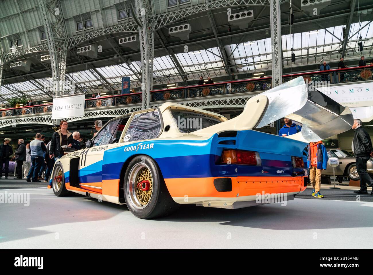 Februar 2020 - London, Großbritannien. Retromobile BMW Junior Team 320 Modell eines Rennfahrers Eddie Cheever auf der Classic Car Show in London. Stockfoto