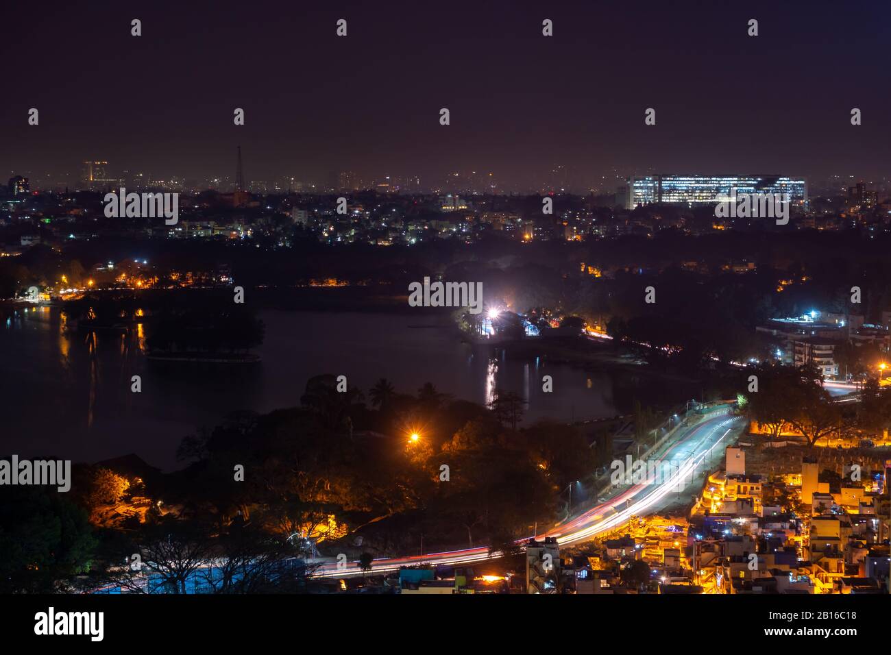 Blick Auf Die Belebte Verkehrsstrasse Neben Large Man Made Lake In Der Innenstadt Von Bangalore Stockfotografie Alamy