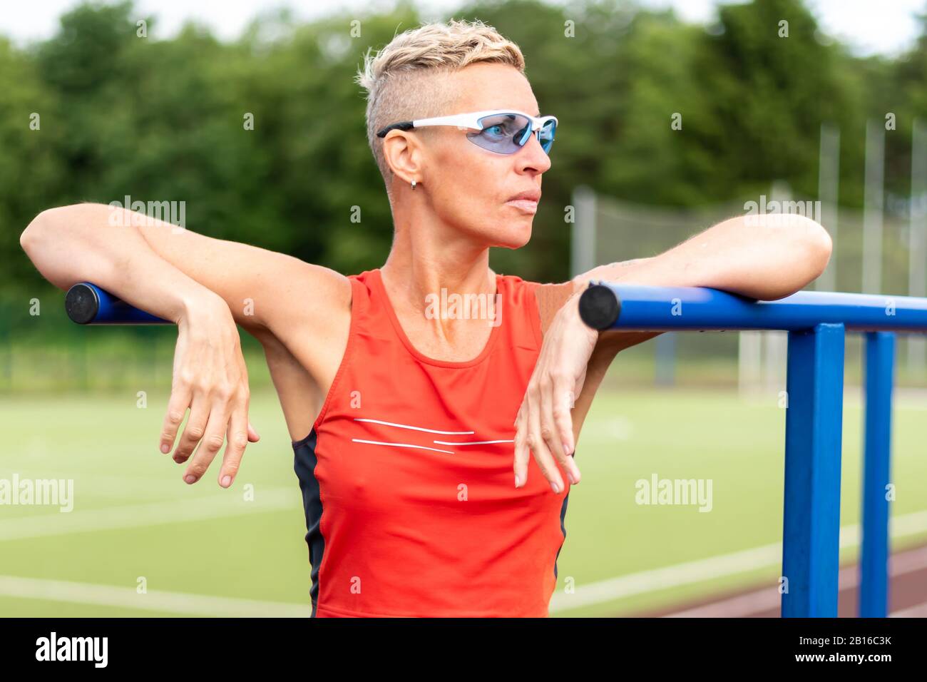 Die Frau im Stadion trainiert Stockfoto