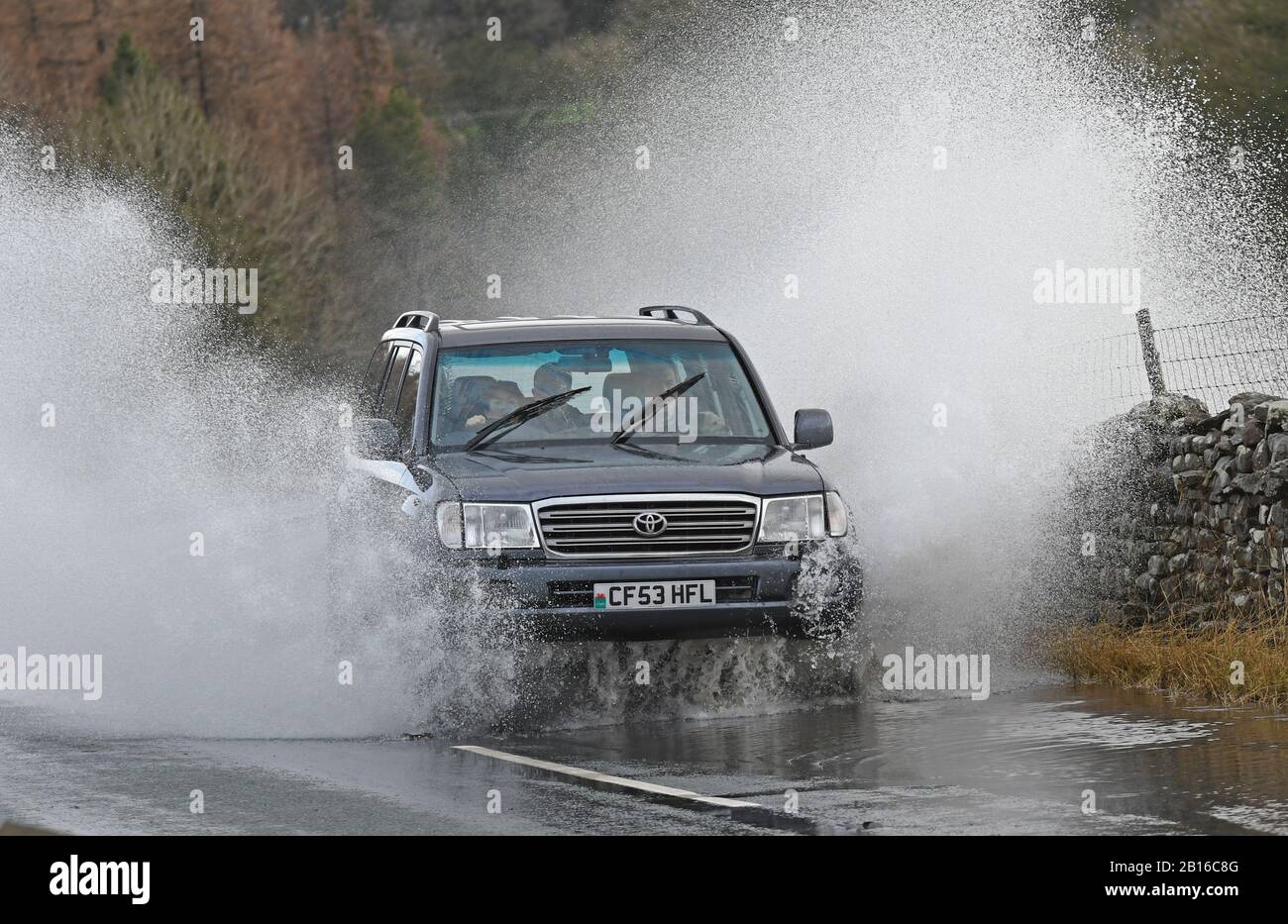 Toyota SUV-Auto spritzt auf der nassen Straße Stockfoto