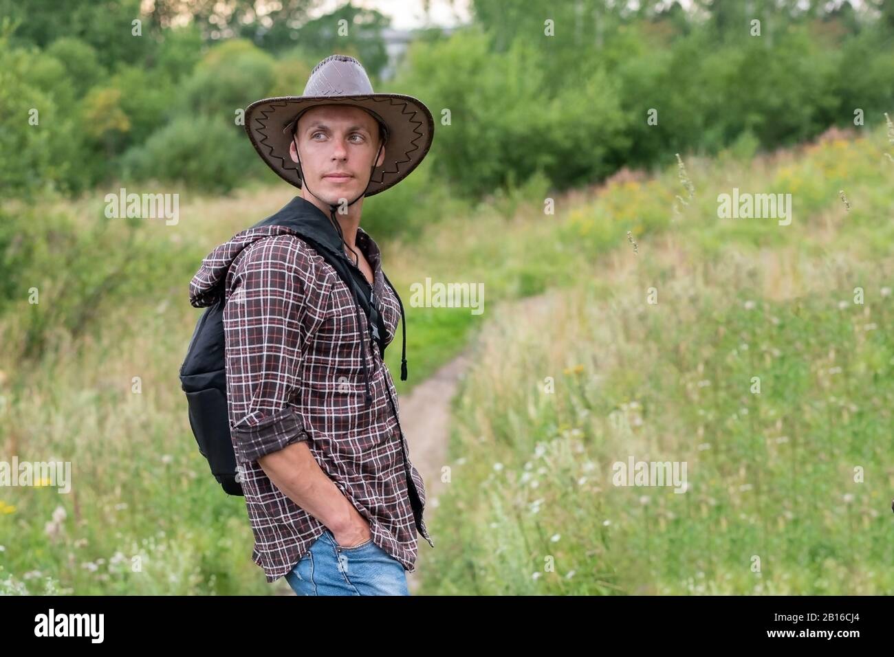Ein Mann in einem Cowboyhut, in der Natur. Im Feld. Stockfoto