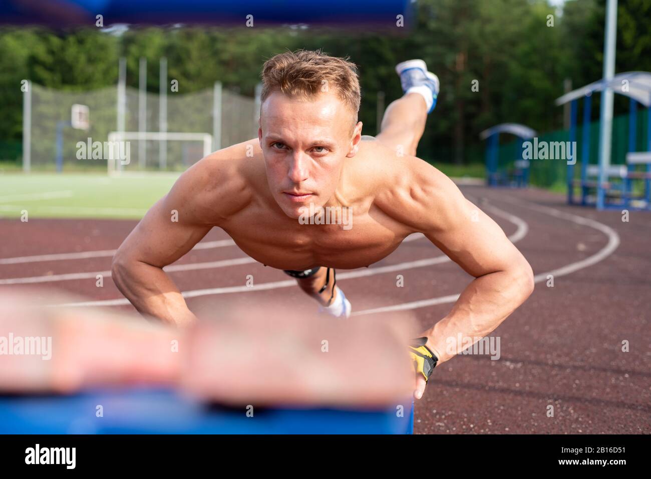 Der Mann drängt sich von der Bank Stockfoto