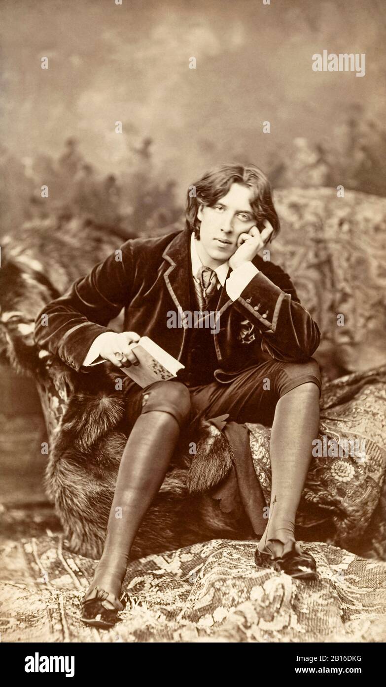 Oscar Wilde (1854-1900) irischer Autor, Dichter und Dramatiker fotografierte während eines Besuches der USA im Jahr 1882 von Napoleon Sarony (1821-1896). Dieses Foto wurde später Gegenstand einer Urheberrechtsverletzung in Burrow-Giles Lithographischer Co. V. Sarony, 111 US 53 (1884er), die die Ausweitung des Urheberrechtsschutzes auf die Fotografie zur Folge hatte. Weitere Informationen finden Sie weiter unten. Stockfoto