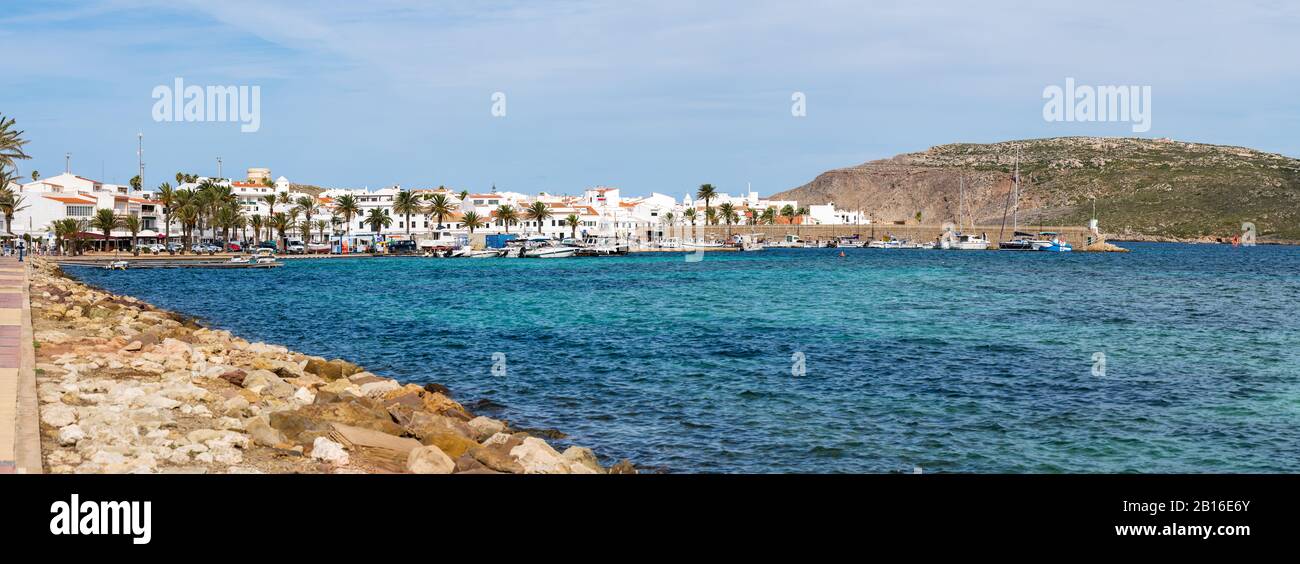 Menorca, Spanien - 12. Oktober 2019: Panorama des Dorfes Fornells in einer Bucht im Norden der Baleareninsel Menorca Stockfoto