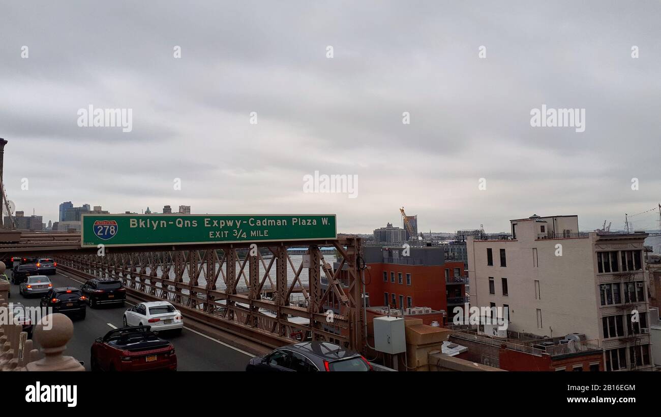 Blick auf den Verkehr über die berühmte Brooklyn Bridge mit der Skyline von Manhattan im Hintergrund. Stockfoto