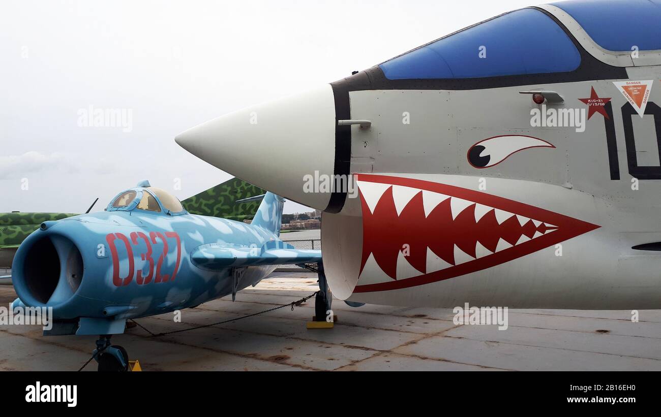 Vought F8-Kampfflugzeug mit Zahnaufkleber und MIG 17 auf dem Flugdeck des auf dem Hudson angedockten Museumsschiffs des Flugzeugträgers USS Intrepid Stockfoto