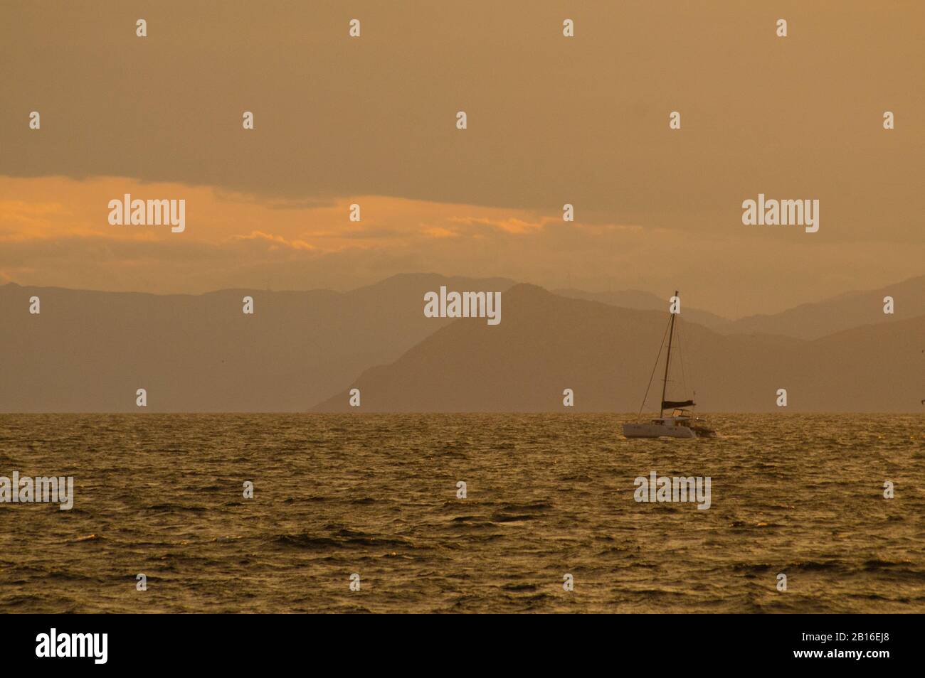 Katamaran-Yacht segelt aus dem Saronischen Golf in der Nähe von Athen-Attika Griechenland Stockfoto