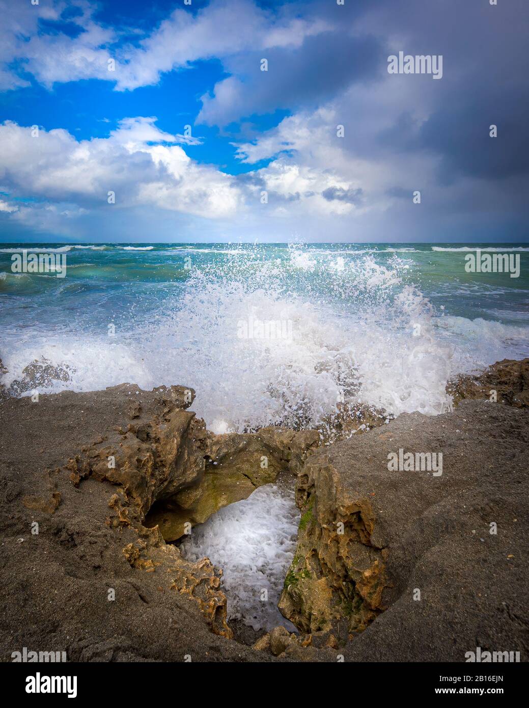 Die Wellen schlagen gegen die Felsen an den einzigartigen und erstaunlichen Blowing Rocks Preserve in Jupiter, FL. Stockfoto