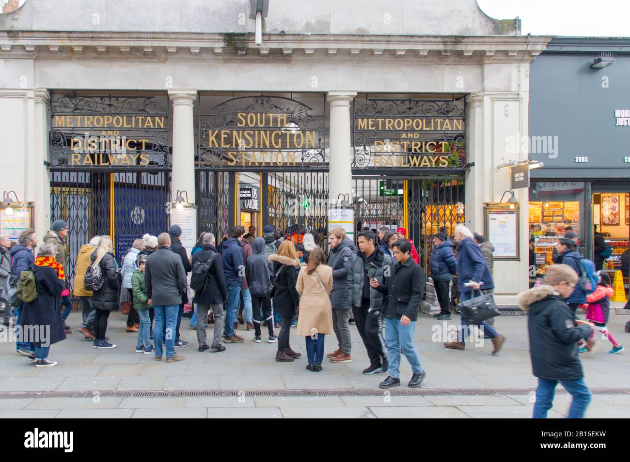 Crowd Control in South Kensington Station durchgesetzt Stockfoto