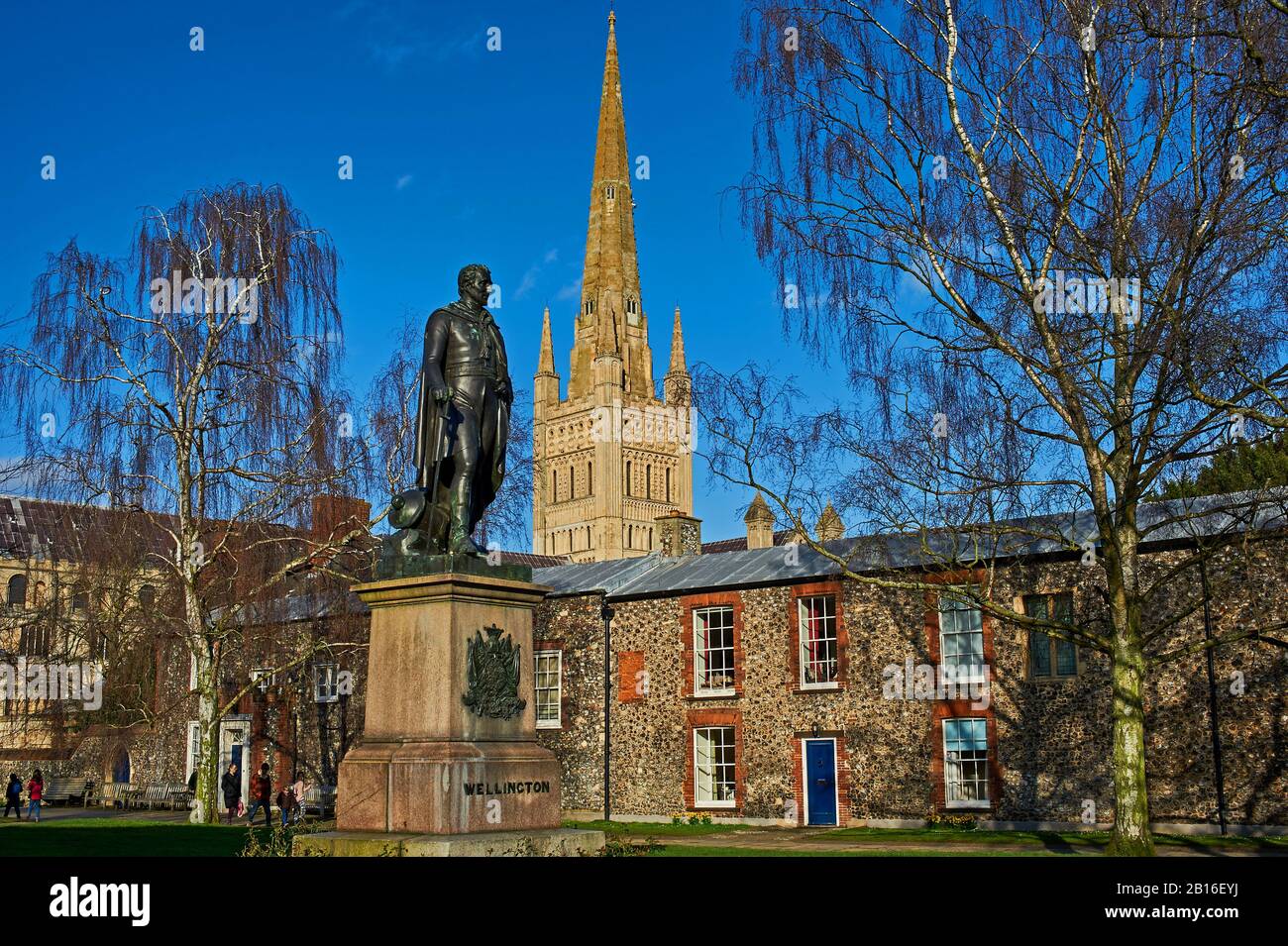 Die Statue des Dukes of Wellington steht auf dem Gelände der Norwich Cathedral, Norwich, Norfolk, und wird von der 96 m hohen Turmspitze übersehen. Stockfoto