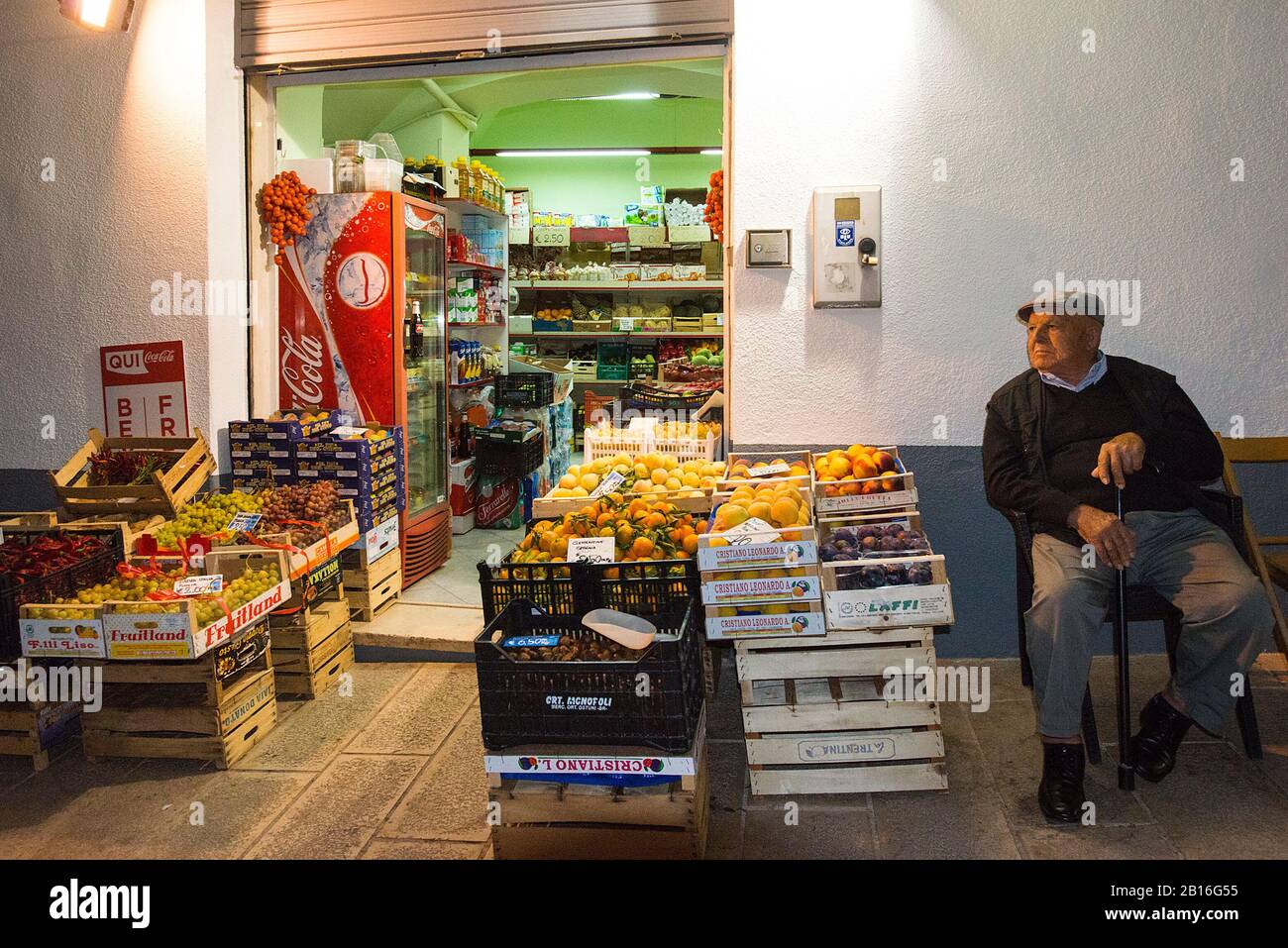 Greengrocer Obst- und Gemüse-Shop, Cisternino, Apulien, Italien Stockfoto