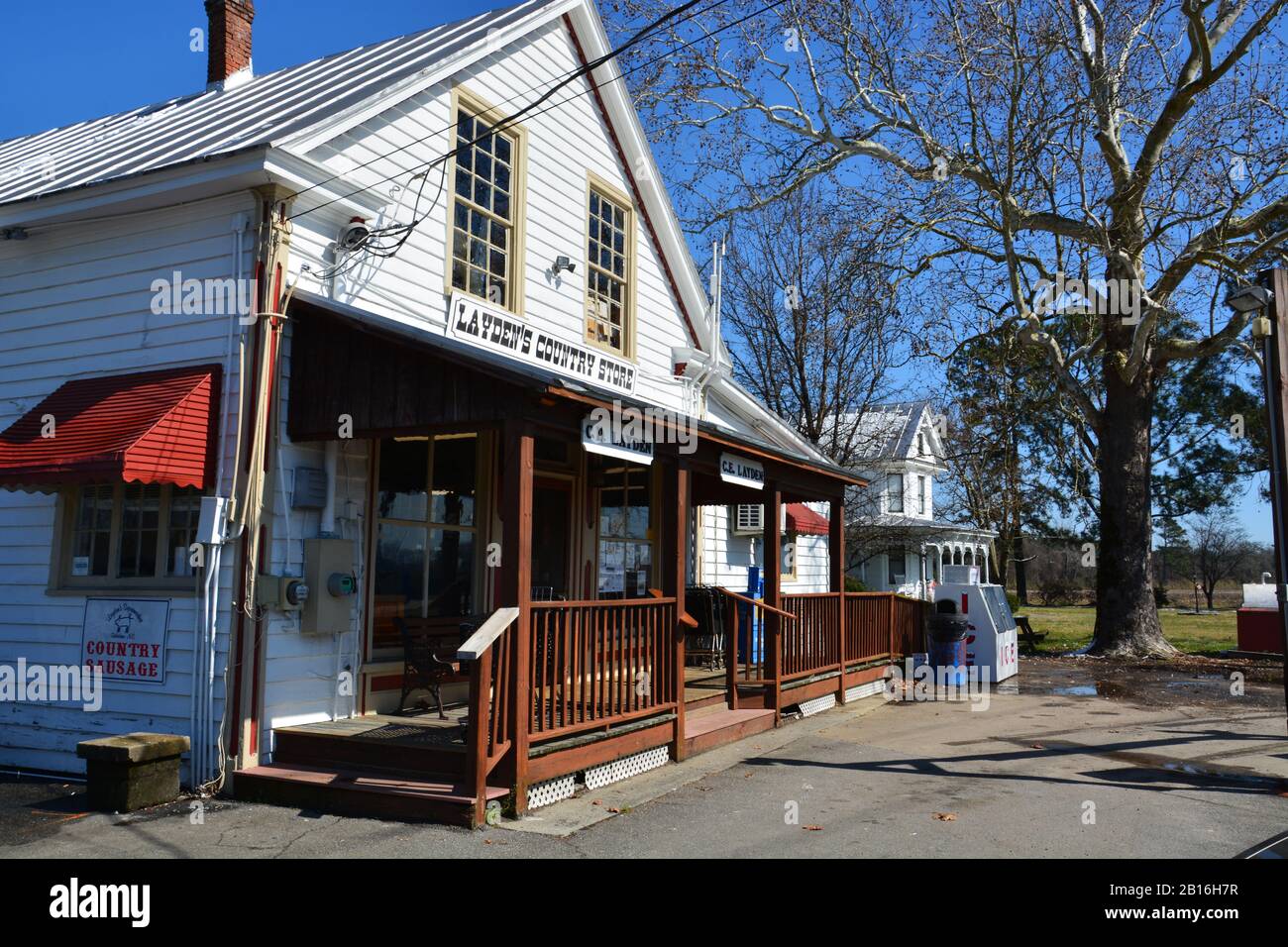 Der in Familienbesitz befindliche Layden Country Store an der Ecke NC-37 und SR-1200 in der kleinen Gemeinde Belvidere NC ist ein Schritt zurück in die Zeit. Stockfoto