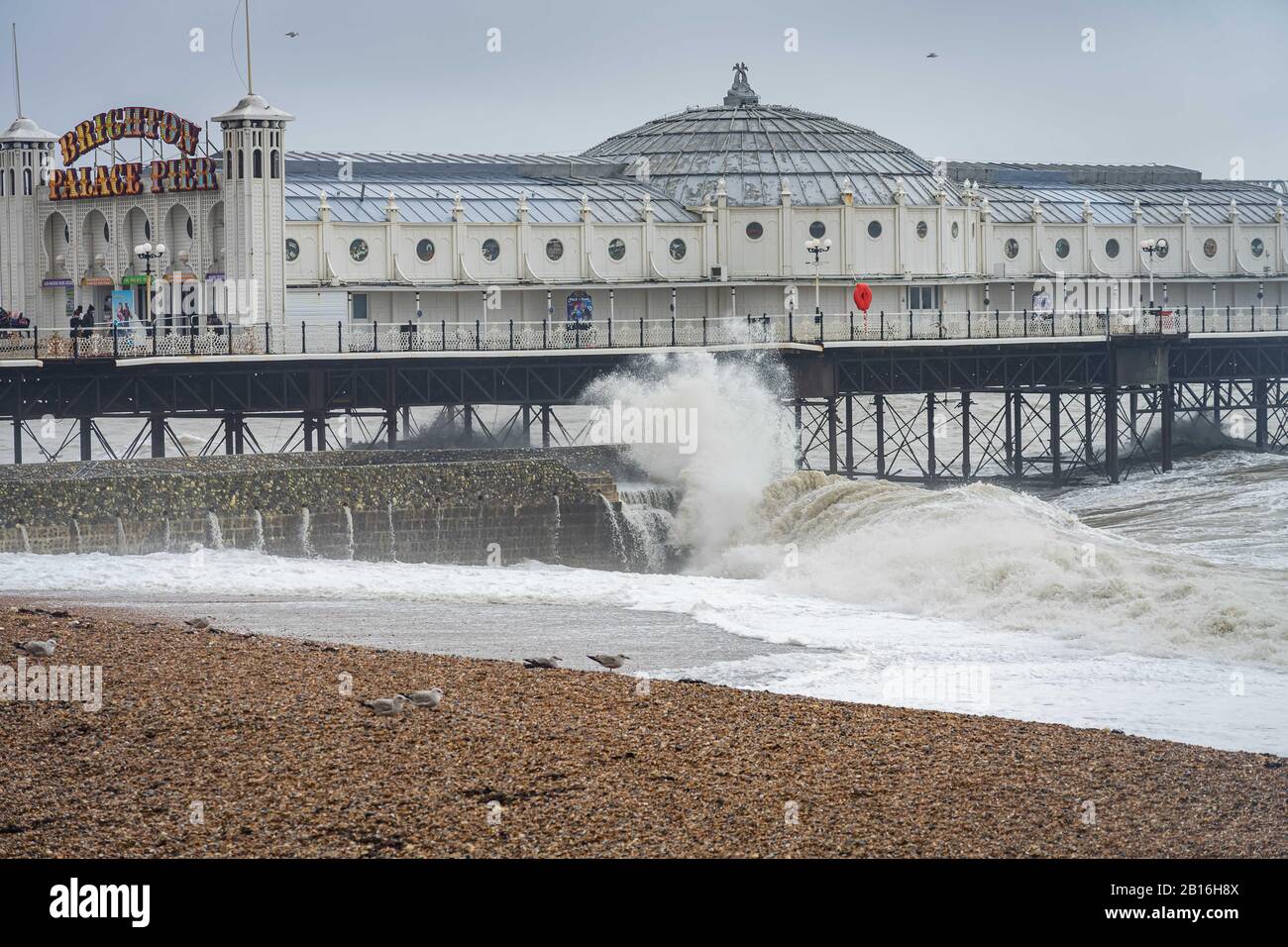Raues Meer am Strand von Brighton Stockfoto