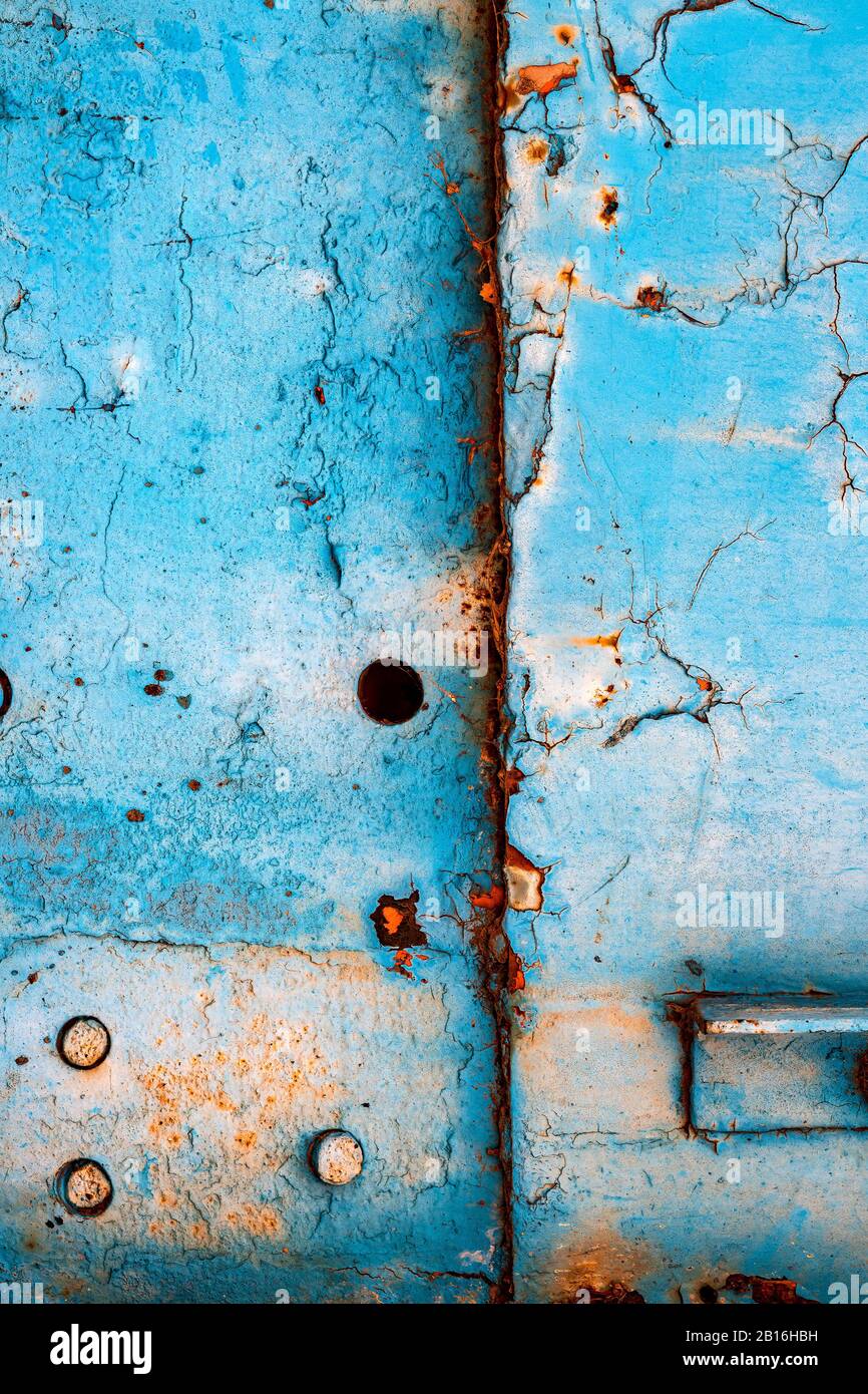 Verwitterte metallische industrielle Türdetails als abstrakter Hintergrund Stockfoto