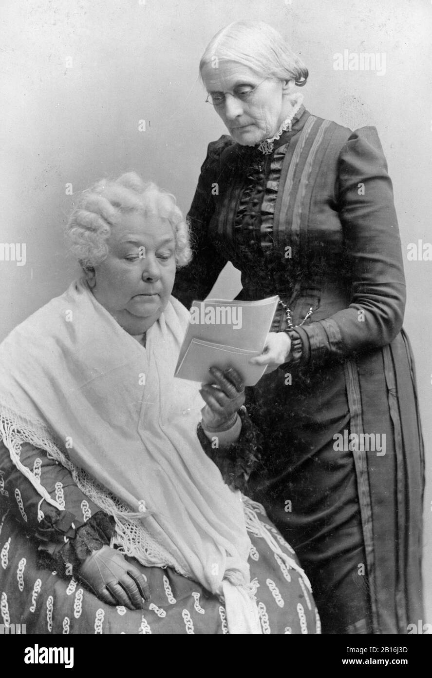 Elizabeth Cady Stanton, sitzend, und Susan B. Anthony, amerikanische Sozial-Reformer und Frauenrechtler, die eine entscheidende Rolle in der Frauenwahlrechtsbewegung spielten. Stockfoto