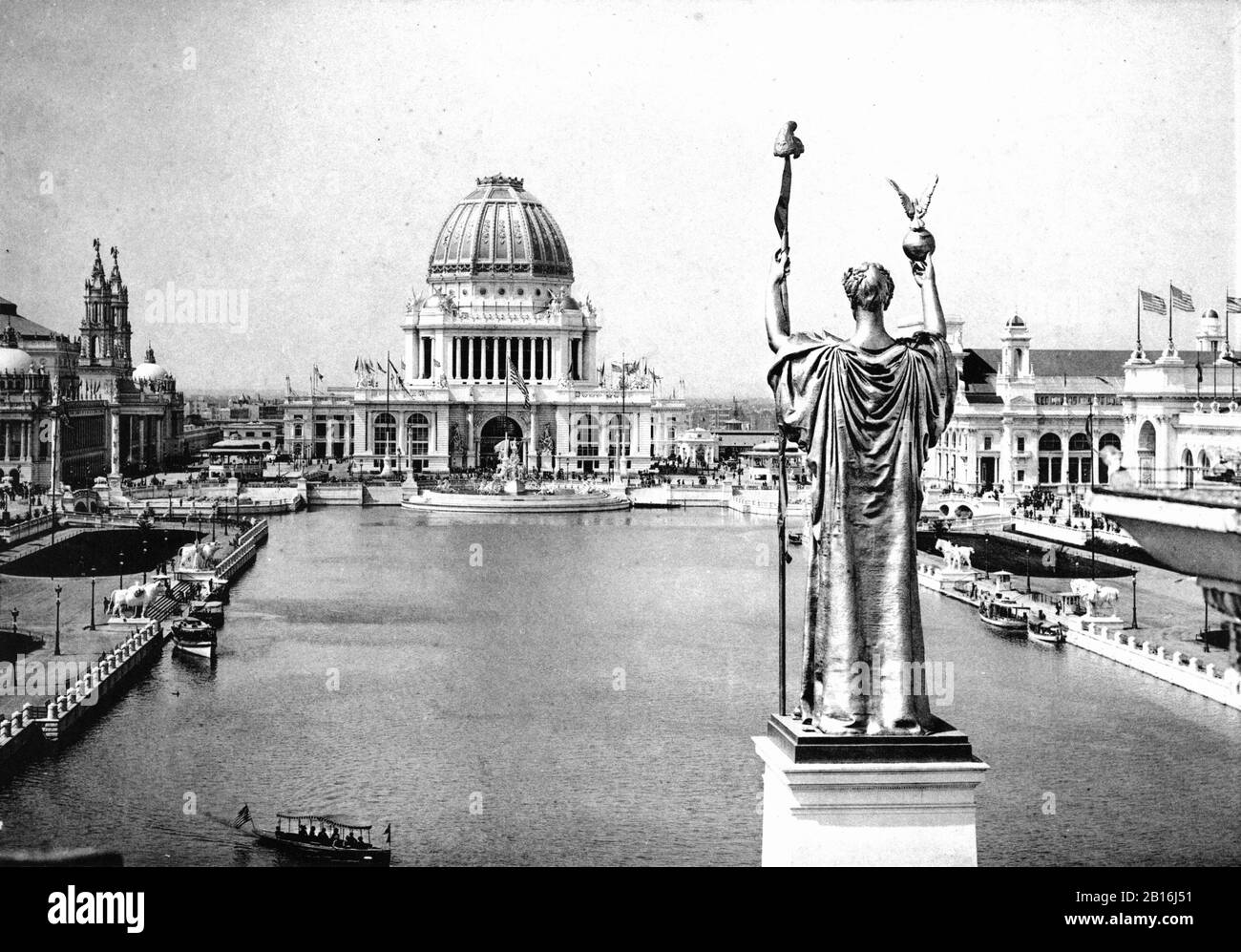 Blick nach Westen Von Peristyle, Court of Honor und Grand Basin der World's Columbian Exposition 1893, Chicago, Illinois. Die World's Columbian Exposition (World's Fair: Columbian Exposition oder Chicago World's Fair oder Chicago Columbian Exposition) fand 1893 in Chicago statt, um den 400. Jahrestag der Ankunft von Christopher Kolumbus in der neuen Welt 1492 zu feiern Stockfoto