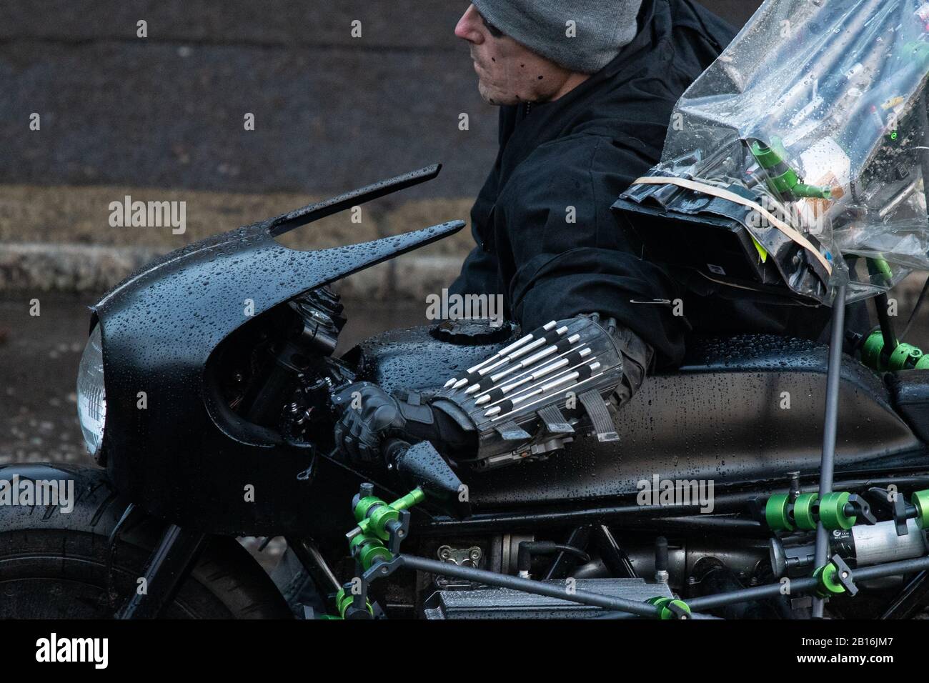 Glasgow Schottland Grossbritannien Februar 2020 Ein Teil Des Batsuit Wurde Wahrend Der Dreharbeiten Einer Sequenz Entdeckt Die Sich Auf Batmans Stuntman Konzentrierte Die Heute In Glasgow Den Linken Arm Hatten Der Stuntman
