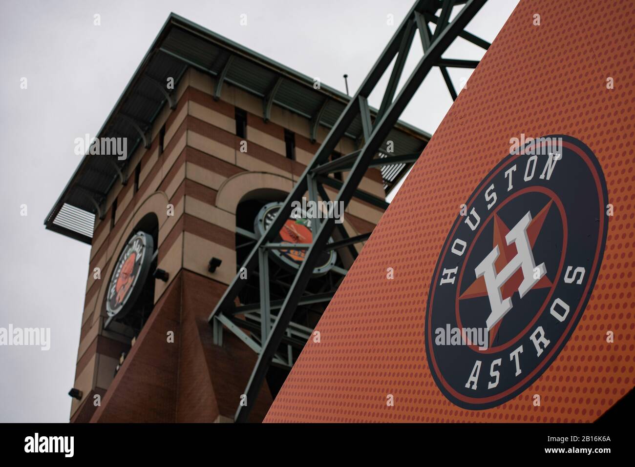 Houston, Texas - 11. Februar 2020: MLB's Houston Astros Logo Outside Minute Maid Park Baseballstadion Stockfoto