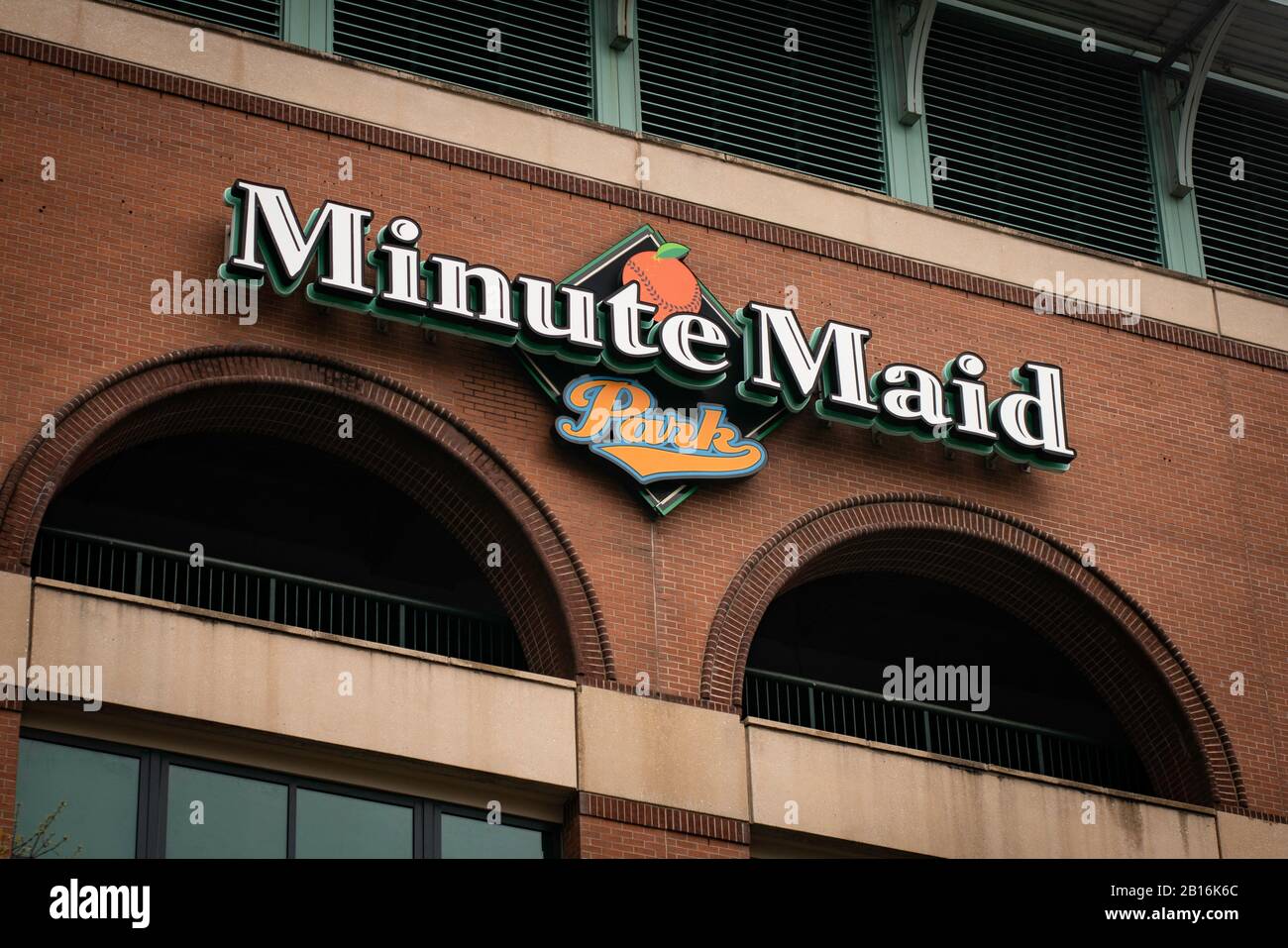 Houston, Texas - 11. Februar 2020: Das "Minute Maid Park"-Logo der MLB auf der Fassade des Baseballstadions Stockfoto
