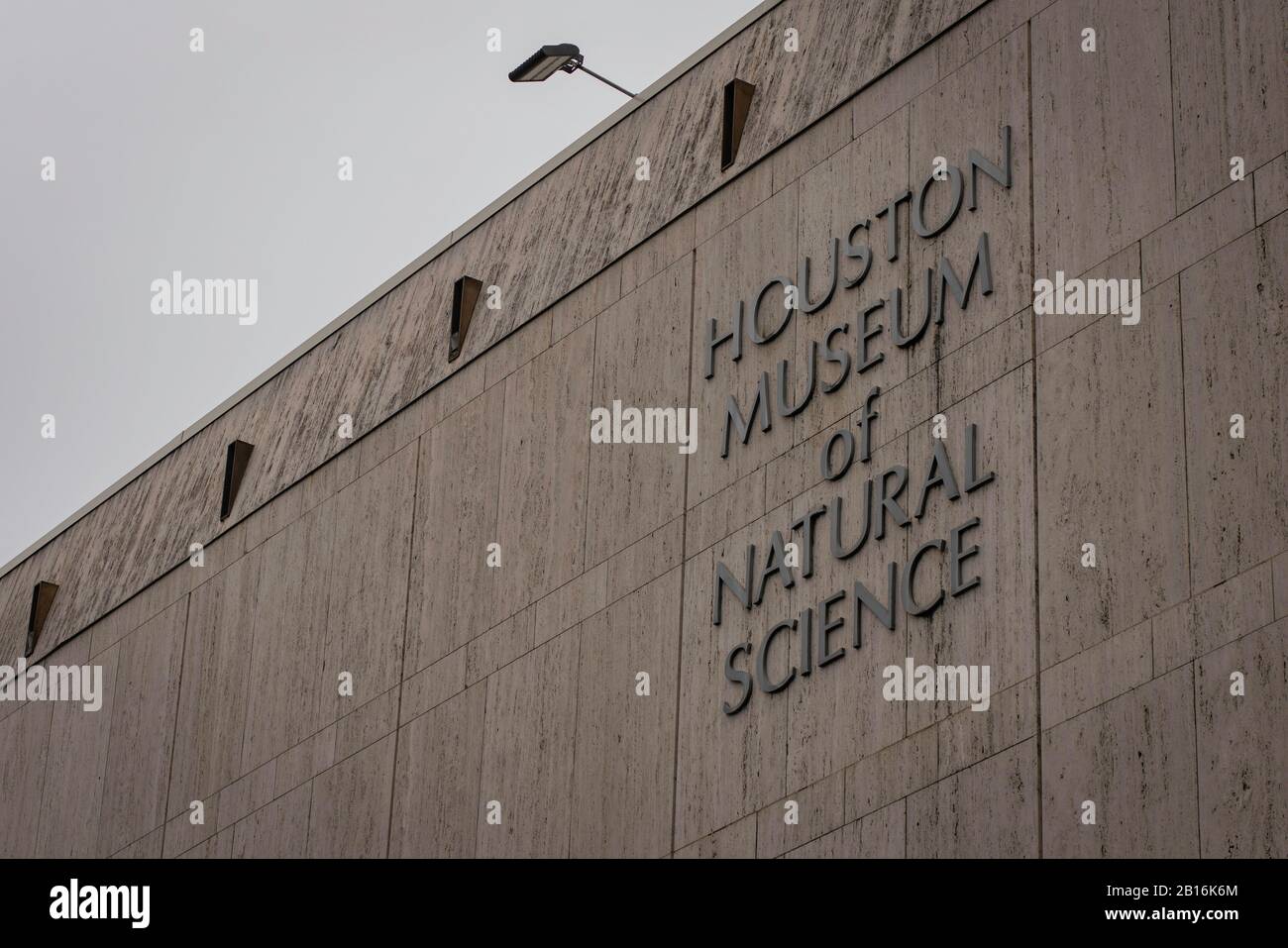 Houston, Texas - 11. Februar 2020: Text des Houston Museum of Natural Science über die Steinfassade Stockfoto