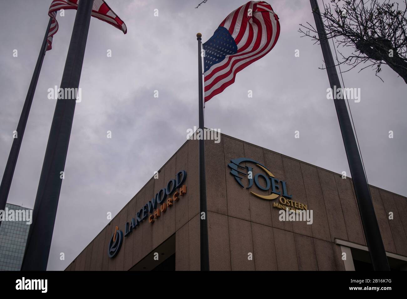 Houston, Texas - 11. Februar 2020: Amerikanische Flagge unter Sturmwolken in der Nähe von Joel Osteens Lakewood Mega Church Stockfoto