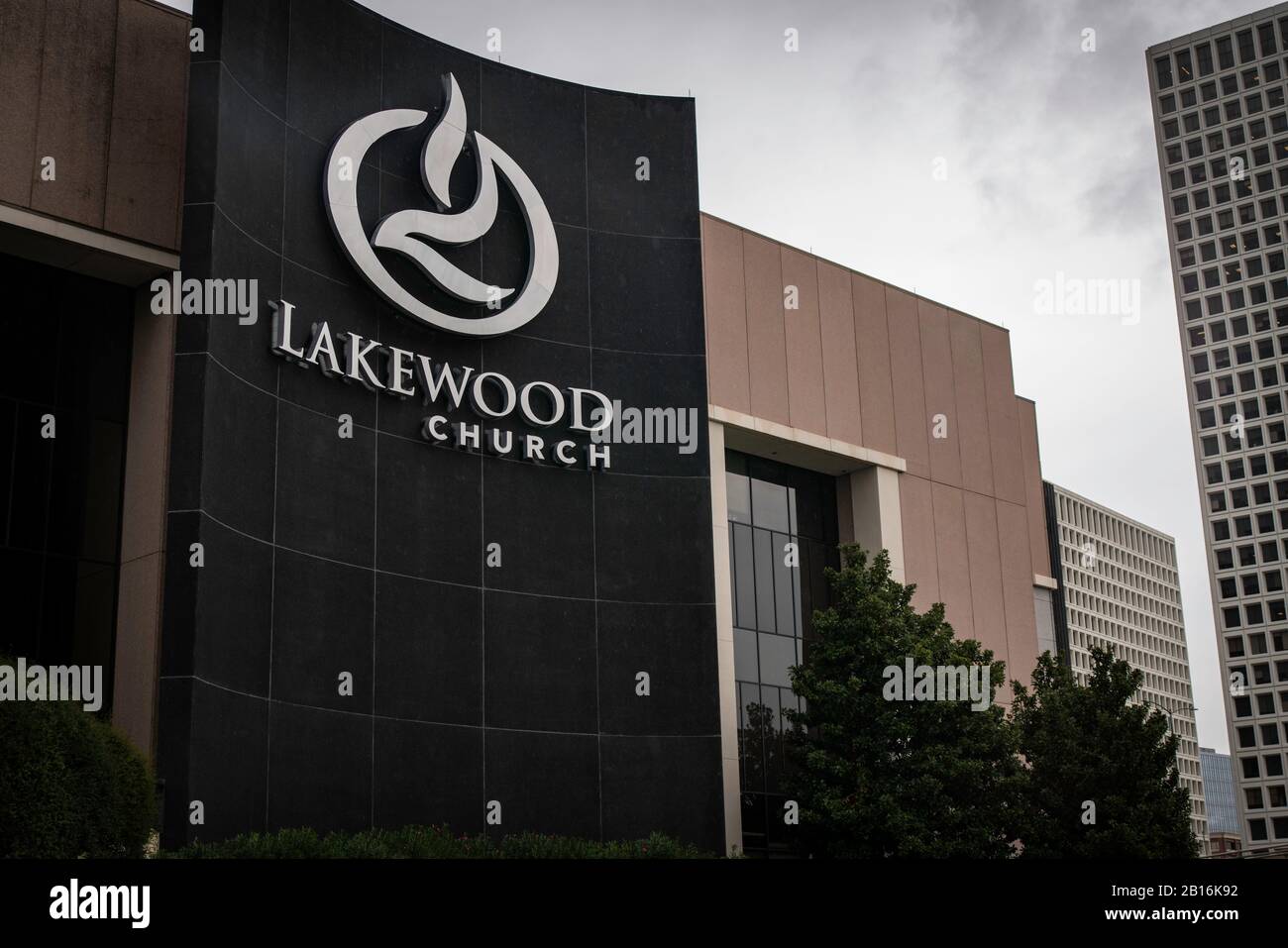 Houston, Texas - 11. Februar 2020: Das Lakewood Mega Church Gebäude von Joel Osteen mit Logo Stockfoto