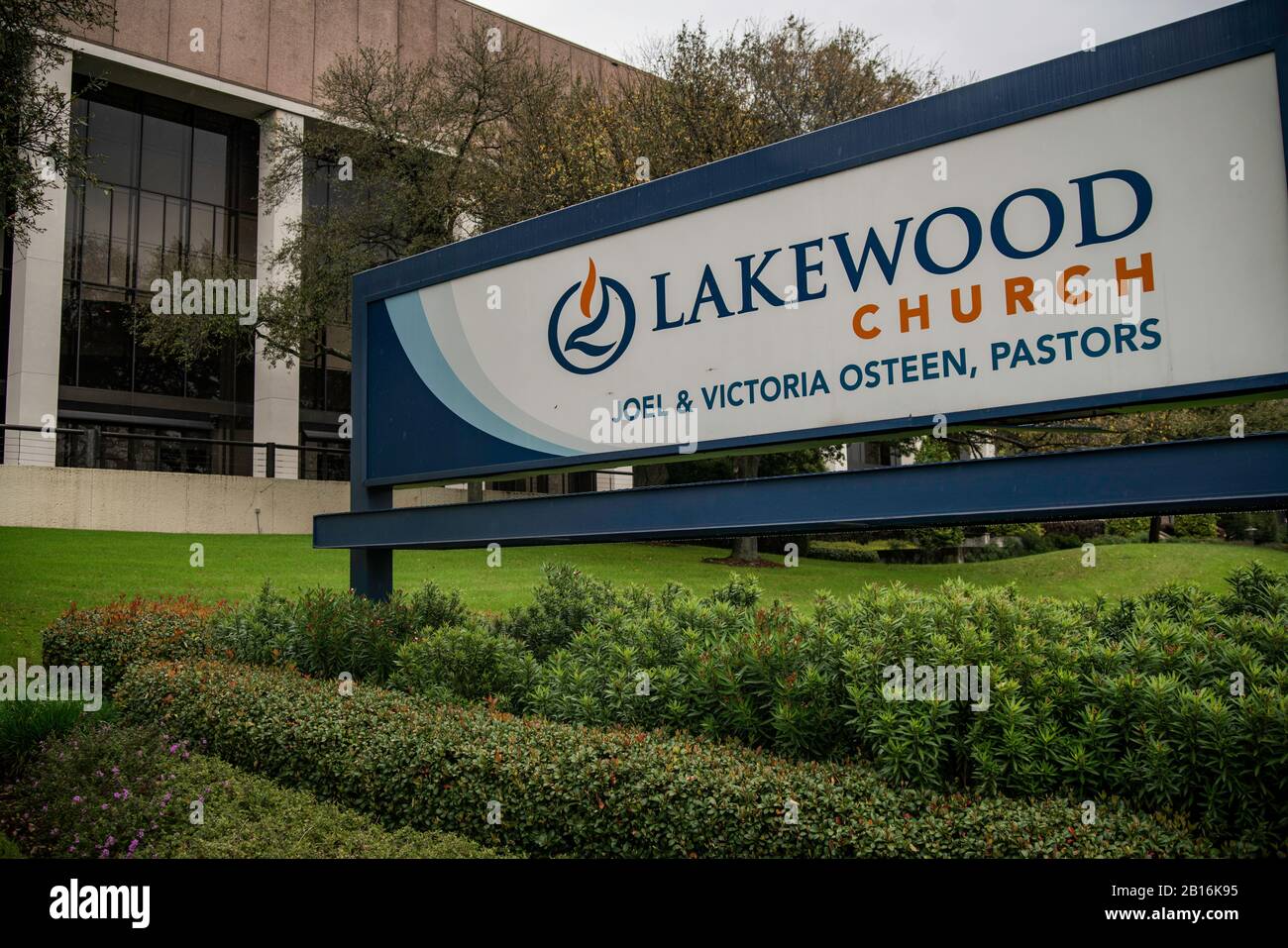 Houston, Texas - 11. Februar 2020: Schild der Lakewood Mega Church von Joel Osteen Stockfoto