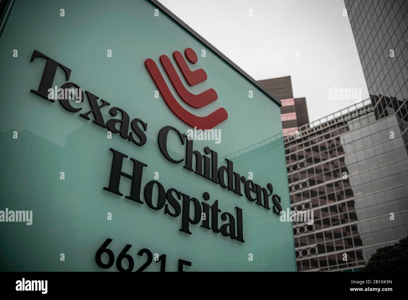 Houston, Texas - 11. Februar 2020: Schild und Logo des Texas Children's Hospital Stockfoto