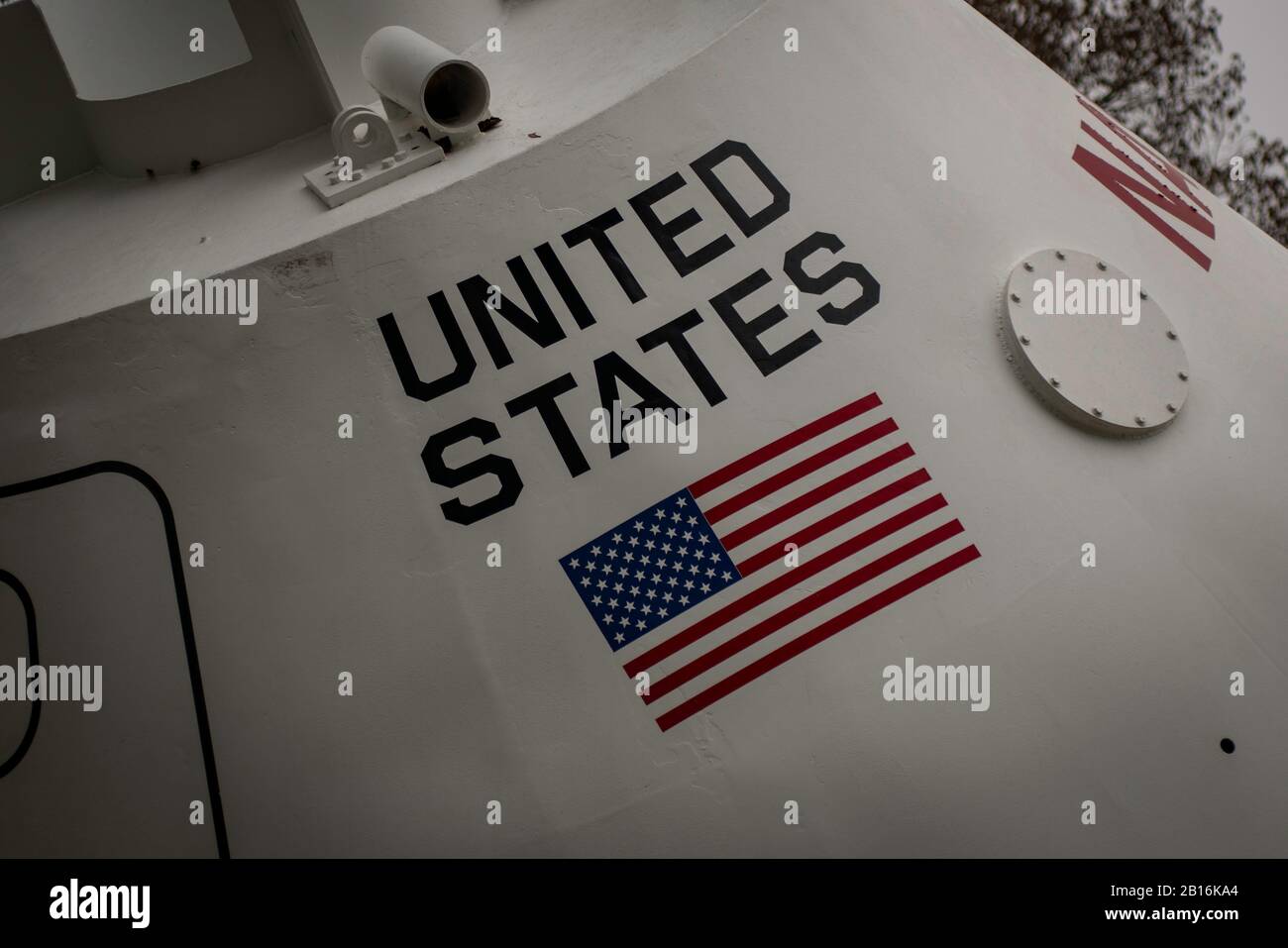 Houston, Texas - 11. Februar 2020: Flagge der Vereinigten Staaten auf Raumschiff esape pod Stockfoto
