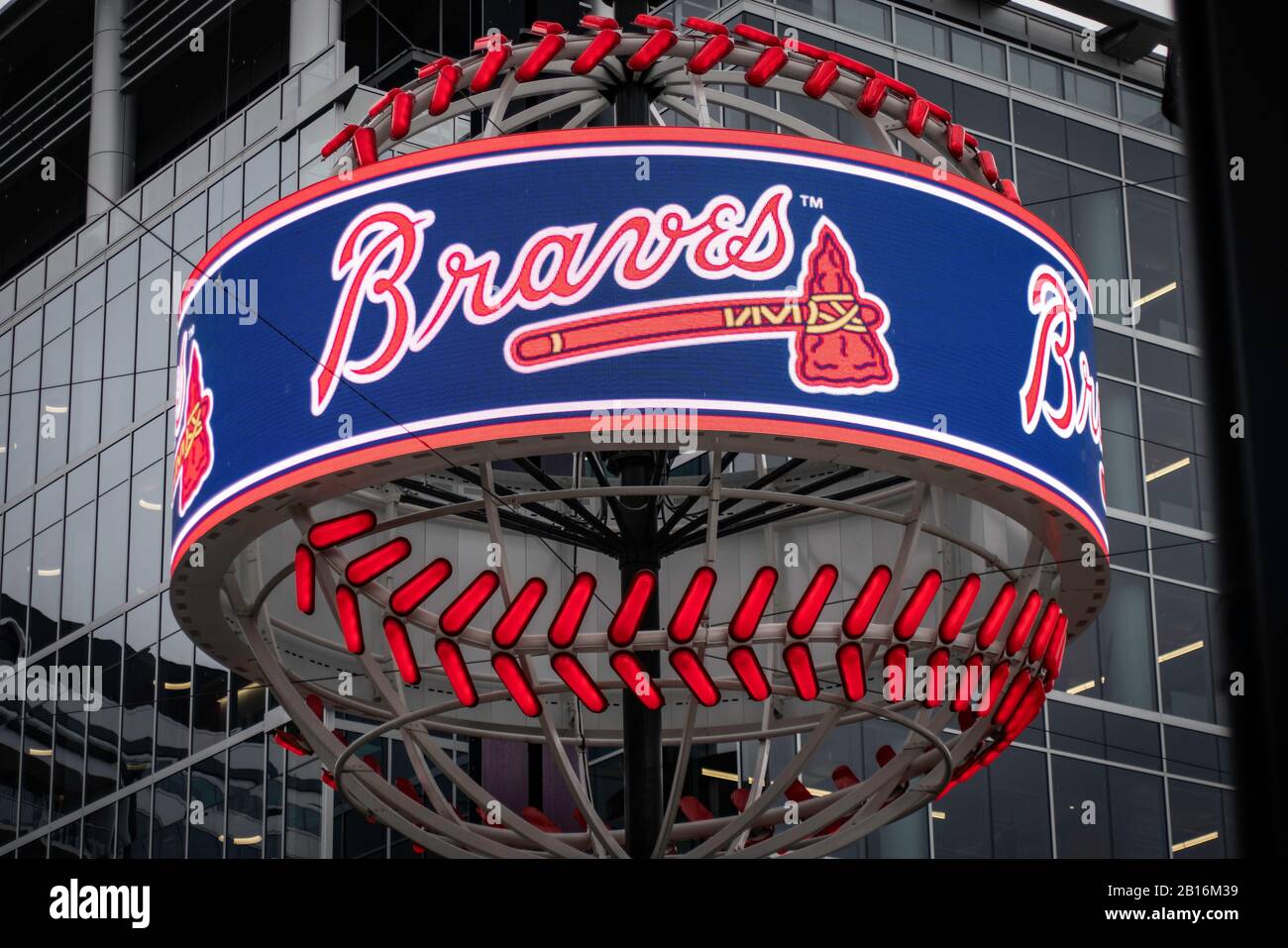 Atlanta, Georgia - 5. Februar 2020: MLB Atlanta Braves' Logo auf gigantischer leichter Baseballmannschaft Stockfoto