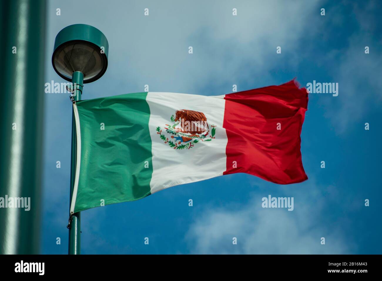 Die Flagge Mexikos weht im Wind Stockfoto