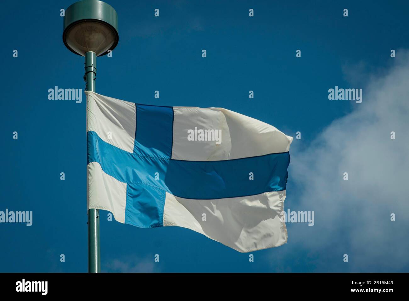 Die Scandanavische Flagge Finnlands weht im Wind Stockfoto