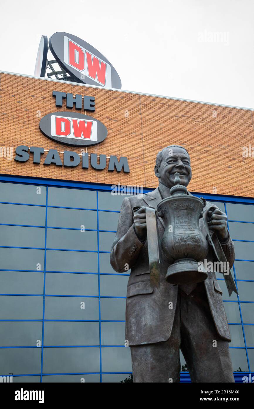 Statue von Dave Whelan mit FA Cup DW Stadium in Wigan Lancashire Juli 2019 Stockfoto