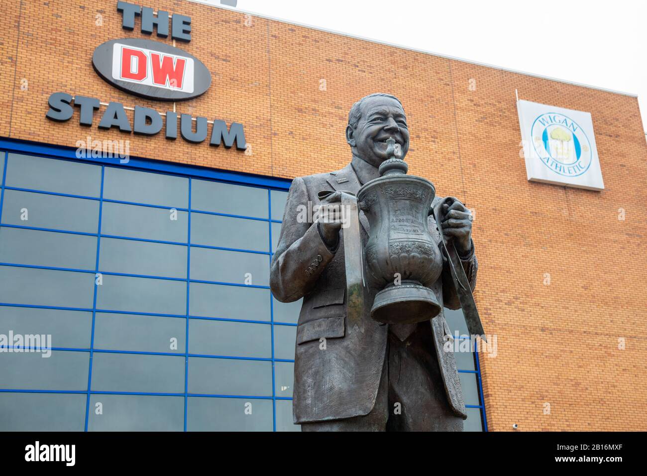 Statue von Dave Whelan mit FA Cup DW Stadium in Wigan Lancashire Juli 2019 Stockfoto