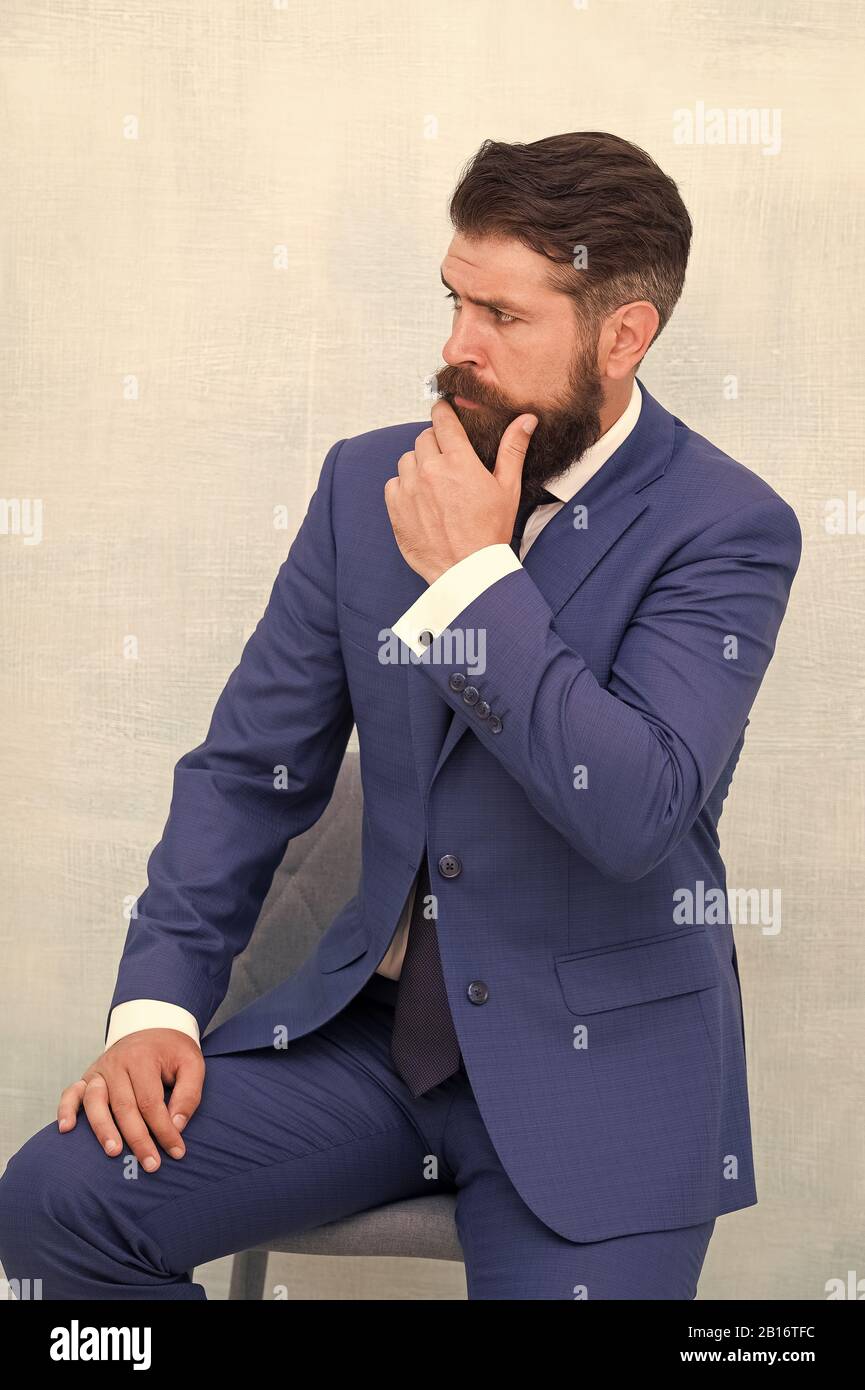 Moderne. Zuversichtlich. Maßanzug. Fashion Shop. Menswear Konzept. Elegante  Mode Outfit. Gentleman, modernen Stil. Kerl gut gepflegt aussehenden  bärtigen Hipster tragen, Smoking. Mode Kleidung Stockfotografie - Alamy