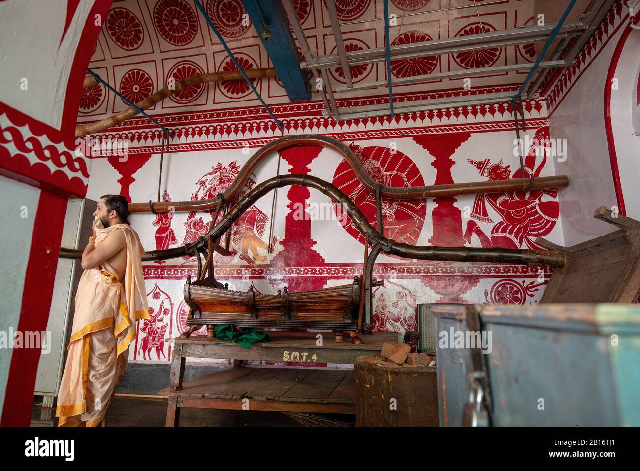 20.02.2015 Sirsi, Indien. Mönch und Innere des Shri Maarikamba Tempels. Tag Stockfoto