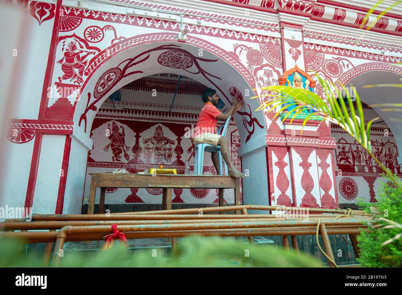 20.02.2019 Sirsi, Indien. Künstler malt einen Tempel in Indien - Innenhof des tempels hri Maarikamba. Stockfoto