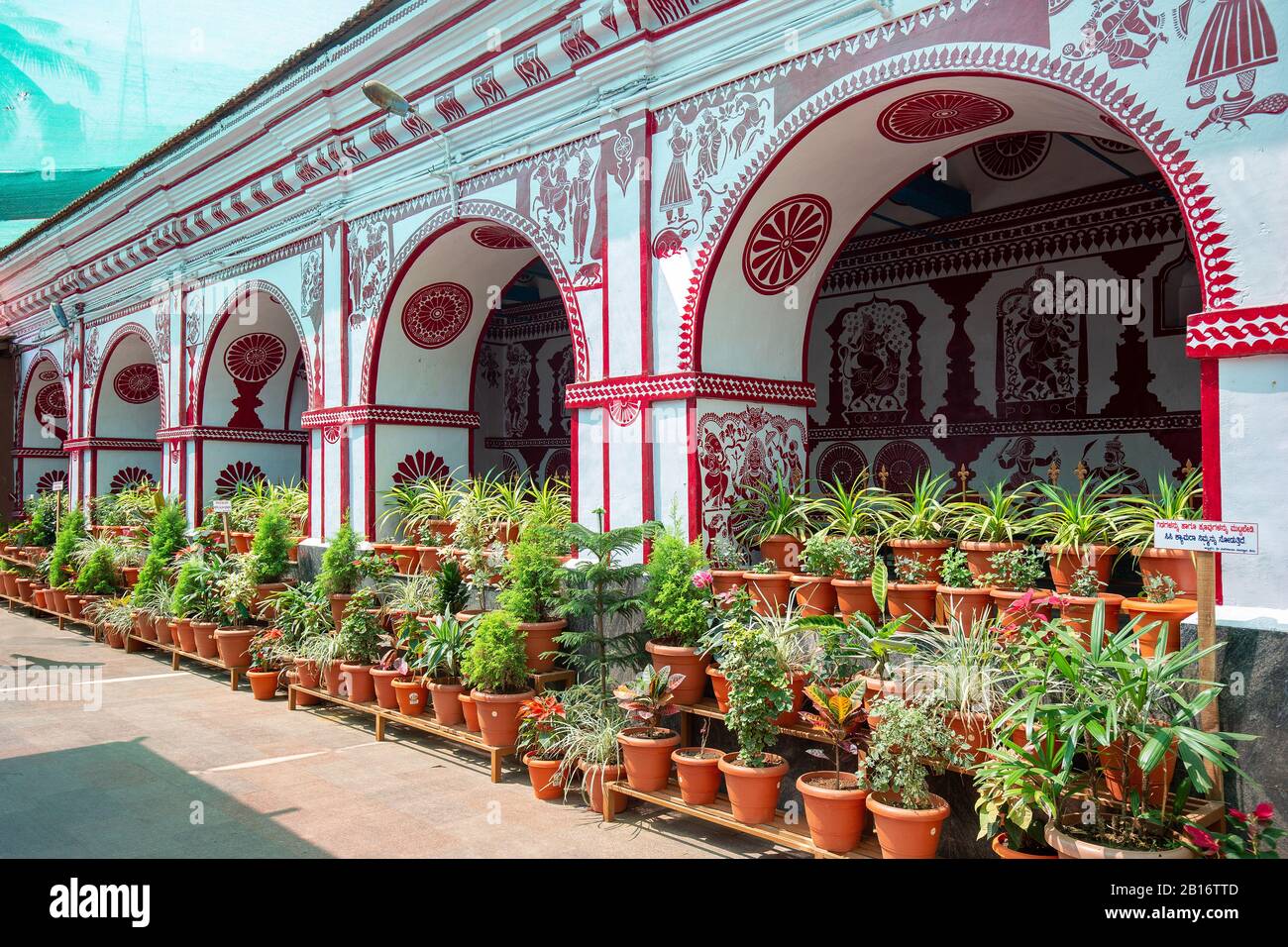Innenhof - Innenhof des Shri Maarikamba-Tempels. Und Topfpflanzen im Inneren von Mönch, Interieur, Shri Maarikamba, Tempel, Tag, Indis, Sirsi, karnataka Stockfoto