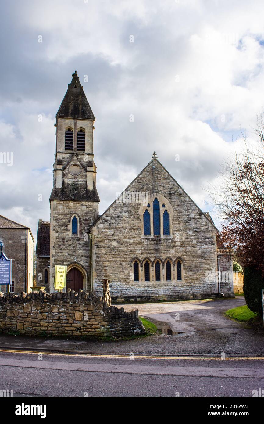 Die Vereinigte reformierten Kirche im Dorf holt in Wiltshire mit einem Plakat, das für einen Buchtausch wirbt Stockfoto
