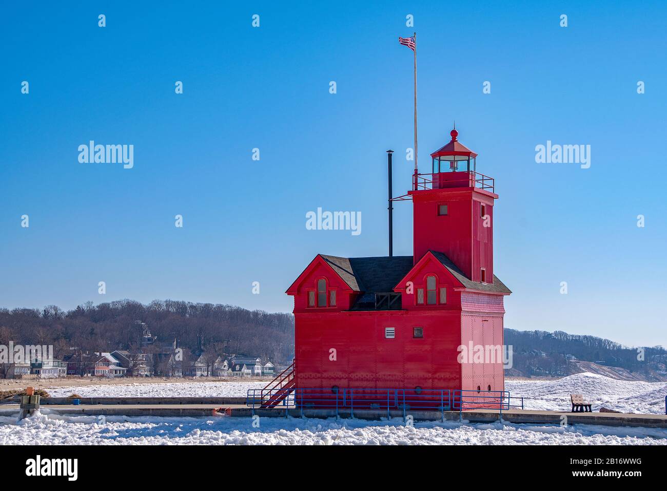 Großer roter Leuchtturm im Hafen von Holland Michigan mit Eis im Kanal Stockfoto