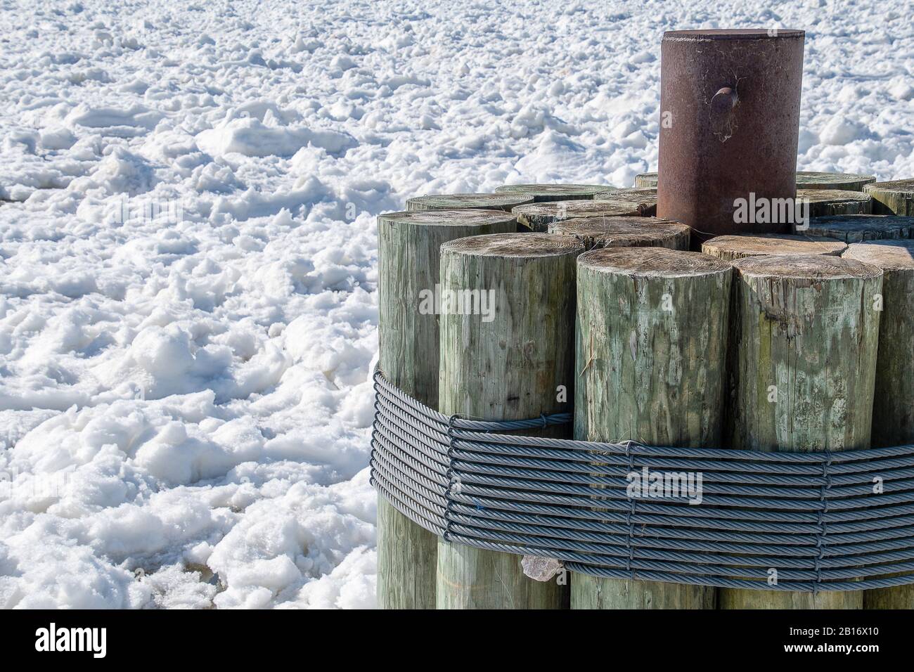 Nahaufnahme der mit Stahlseil in Eis gesicherten Seesteuerungen Stockfoto